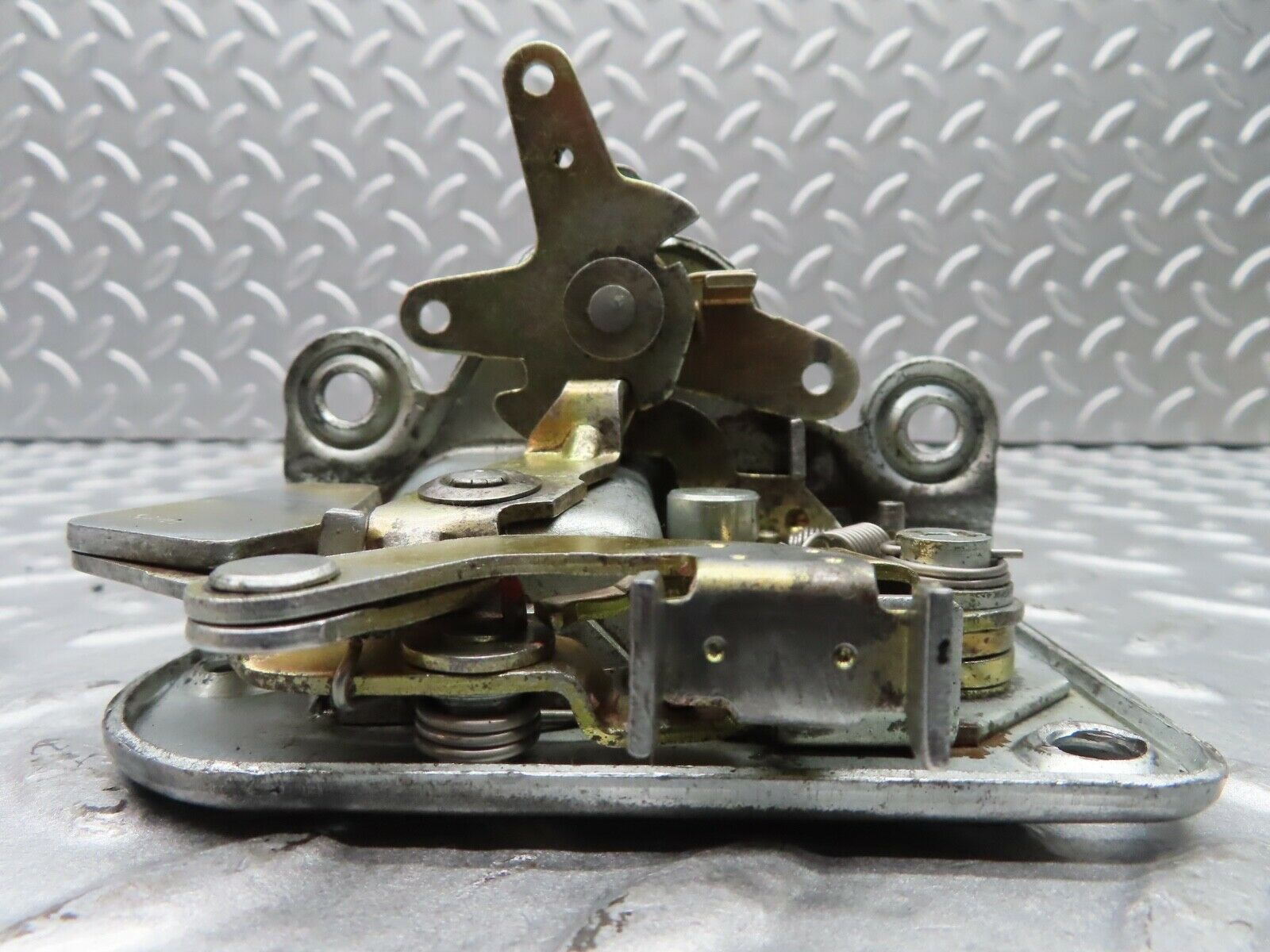 20300 Mercedes-Benz W114 280CE Coupe Right Door Lock Mechanism