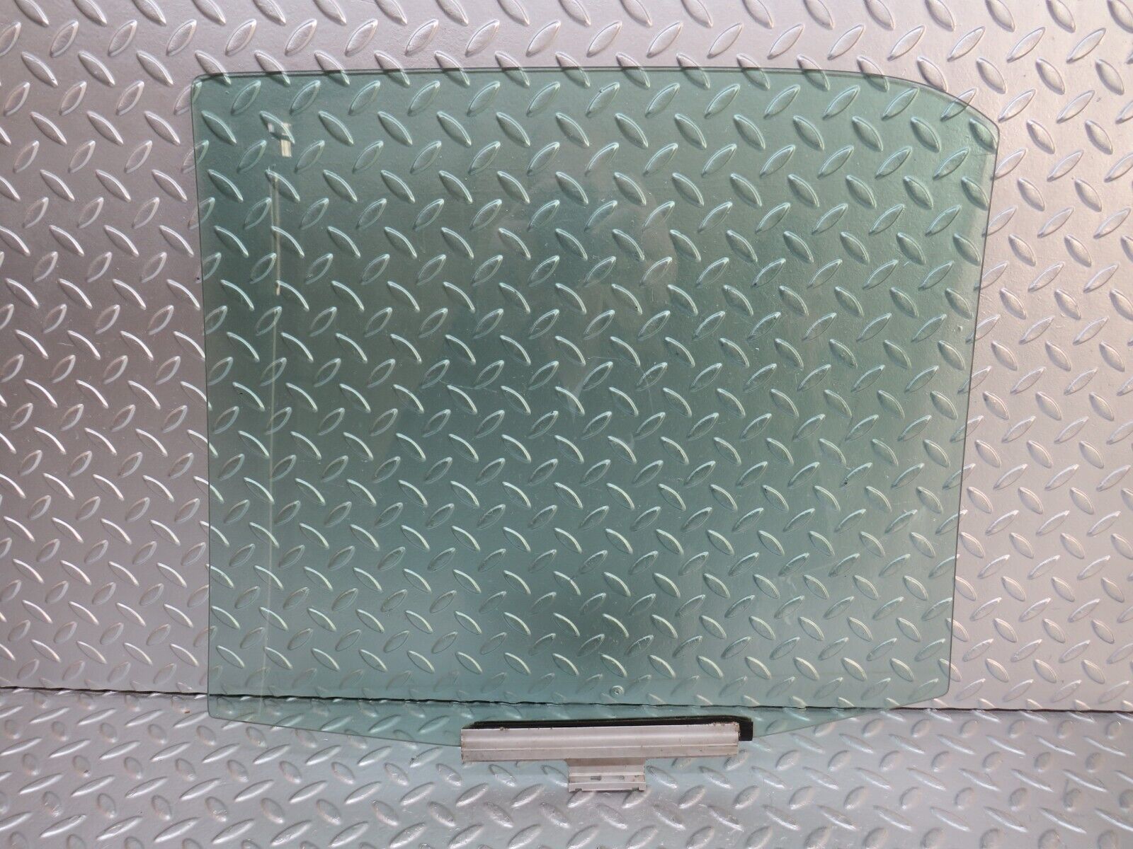 29260 Mercedes-Benz W124 230E Rear Right Door Window Glass