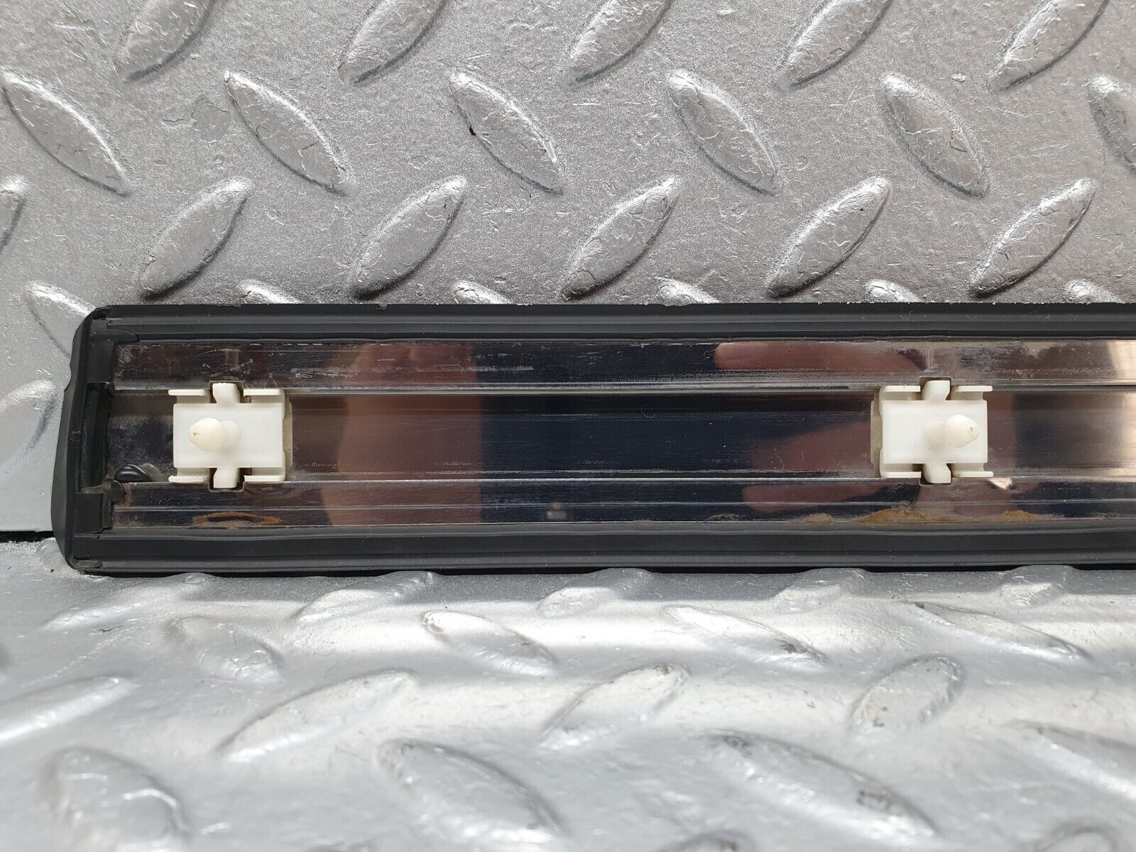 41426 Mercedes-Benz W124 200E Front Left Fender Wing Centre Moulding Trim