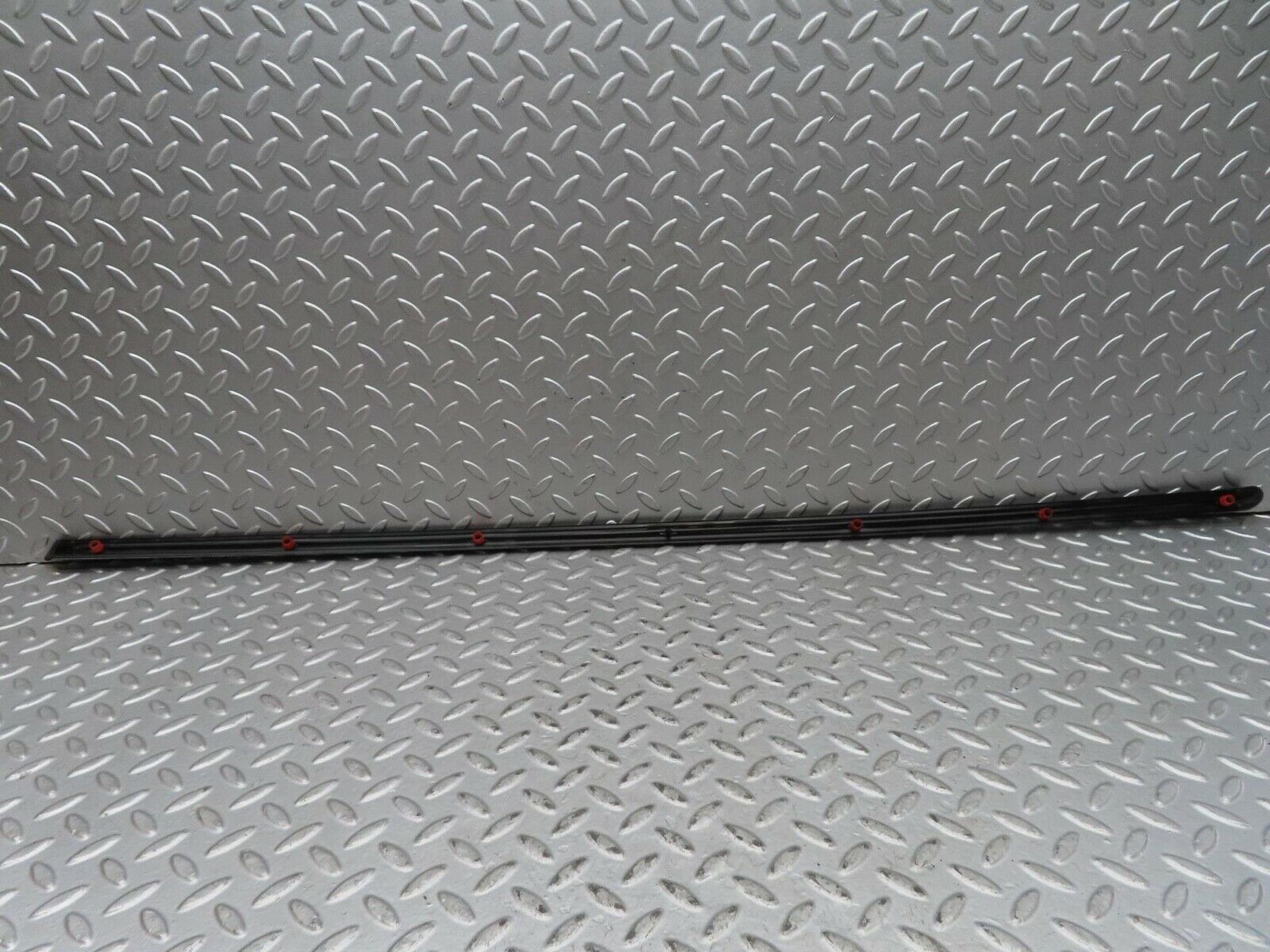 15831 Mercedes-Benz W123 280E Front Right Fender Centre Moulding Trim