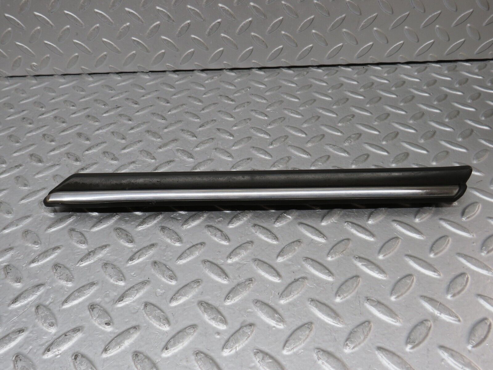 35488 Mercedes-Benz R107 280SL Front Right Fender Wing Centre Moulding Trim