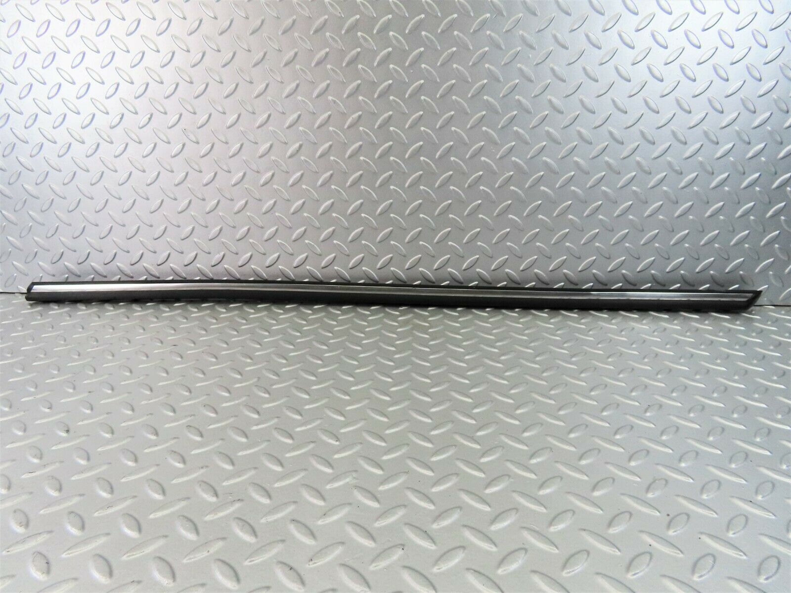 7252 Mercedes-Benz W116 450SE Centre Door Chrome Trim Front Right