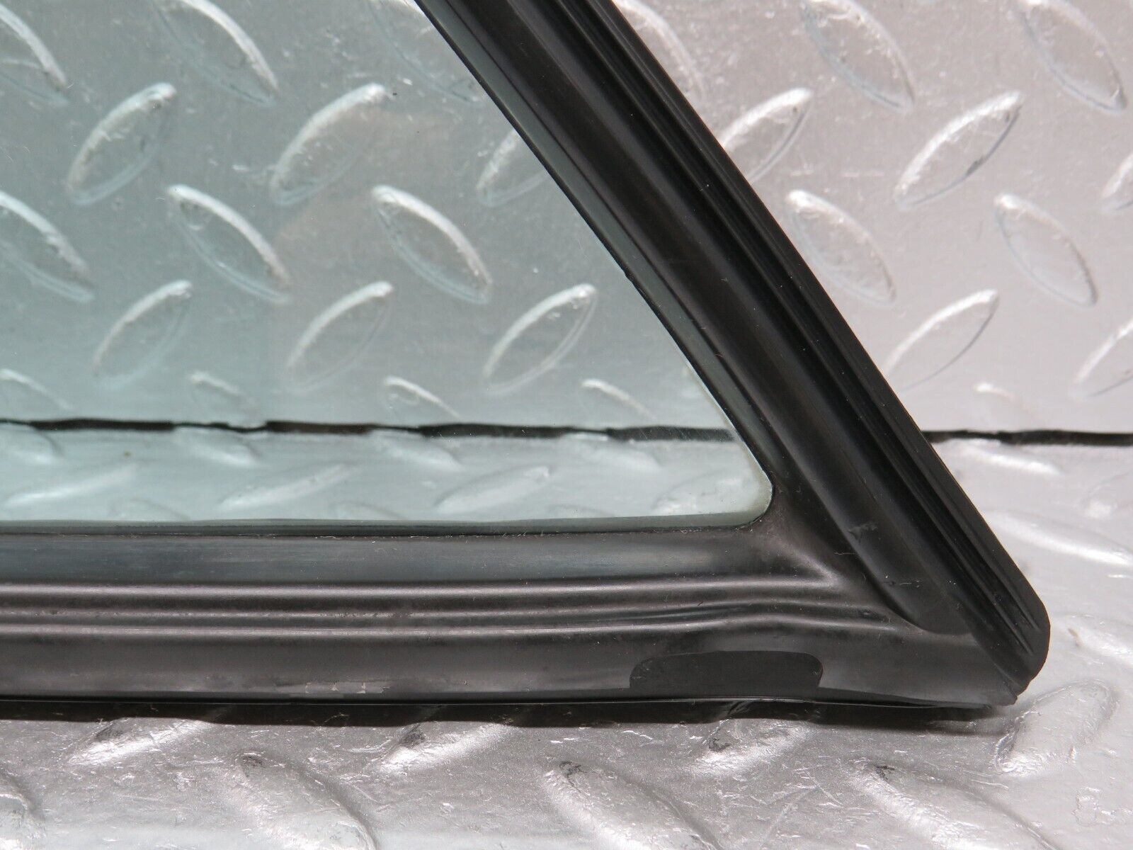 33145 Mercedes-Benz W126 Rear Left Quarter Window Glass 1267350124