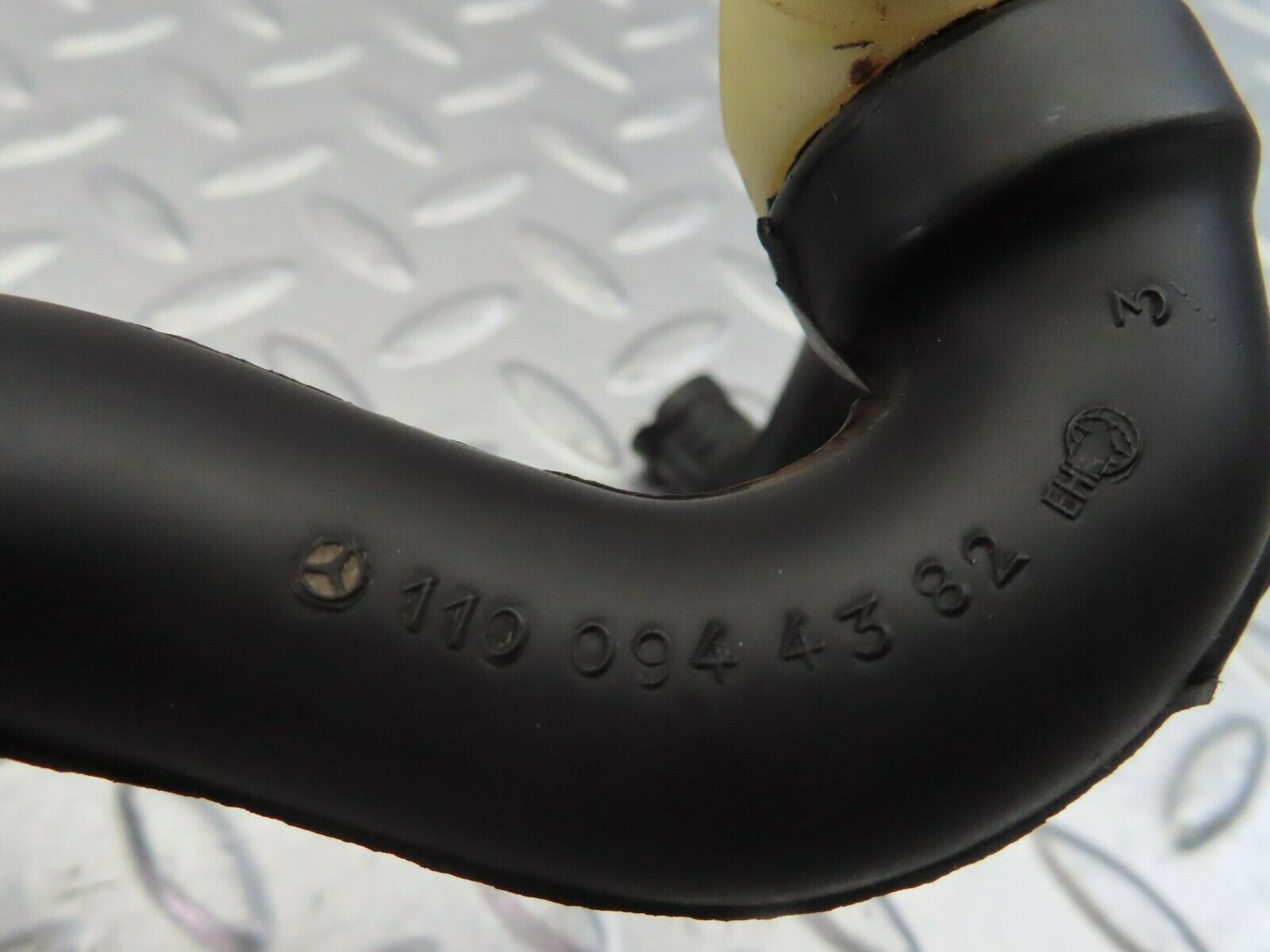 9832 Mercedes-Benz C123 280CE Coupe Air Intake Pipe 1100942882