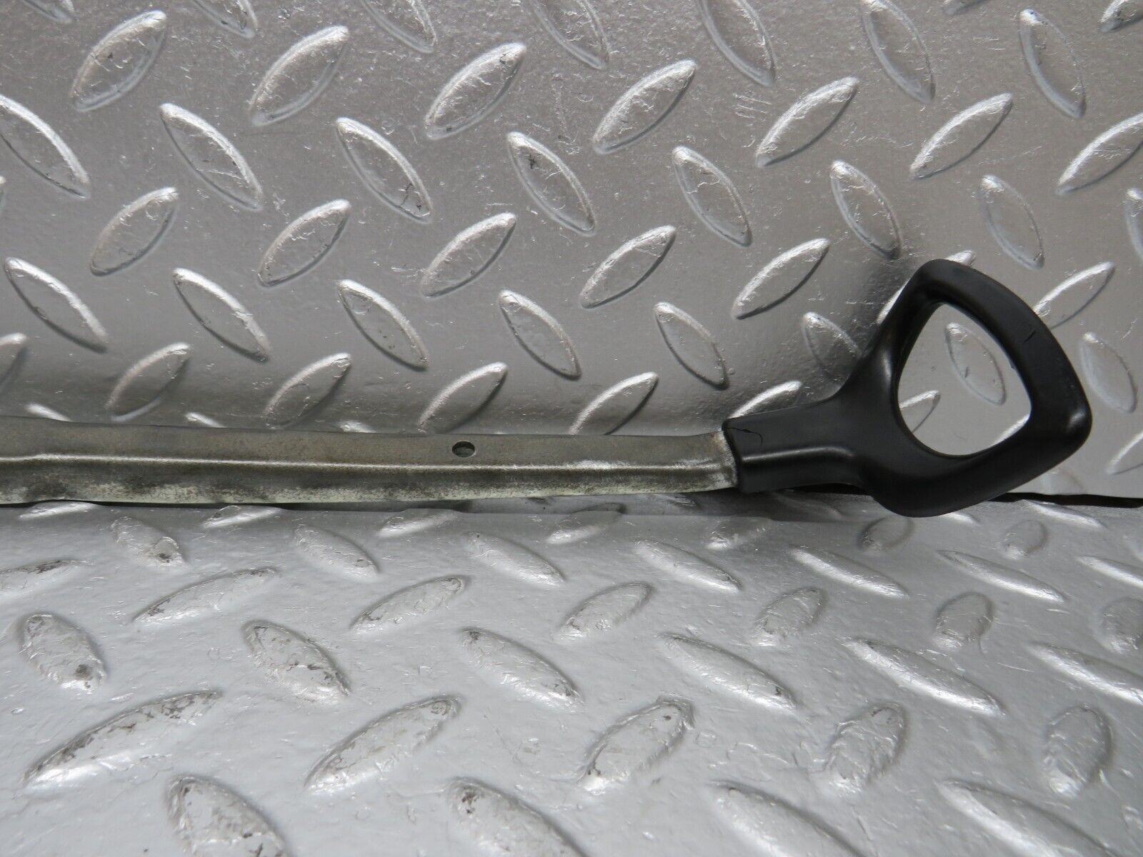 31150 Mercedes-Benz W123 200D Front Right Seat Sliding Adjust Handle
