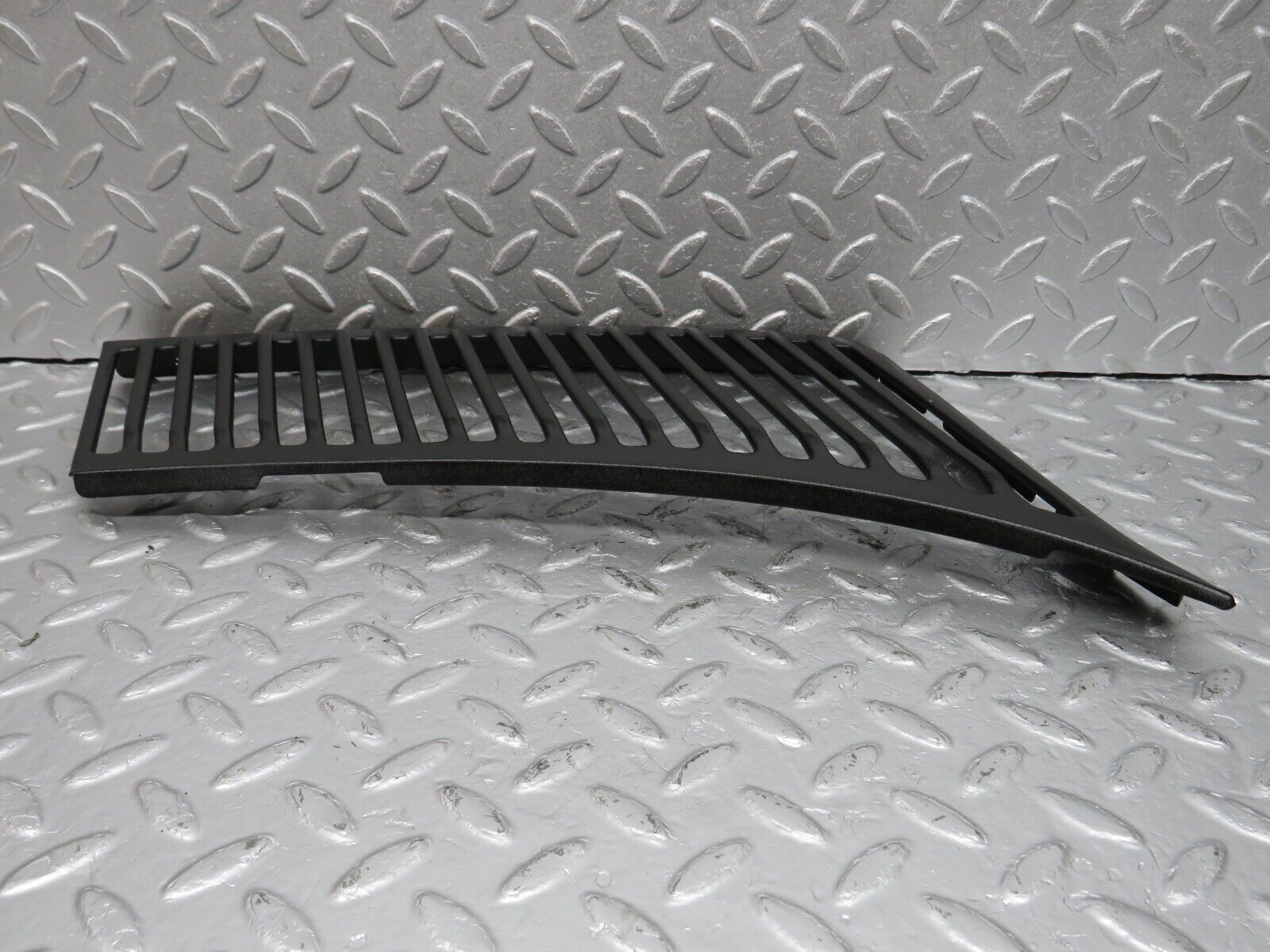 40080 Mercedes-Benz R107 350SL Air Intake Grill Right Side