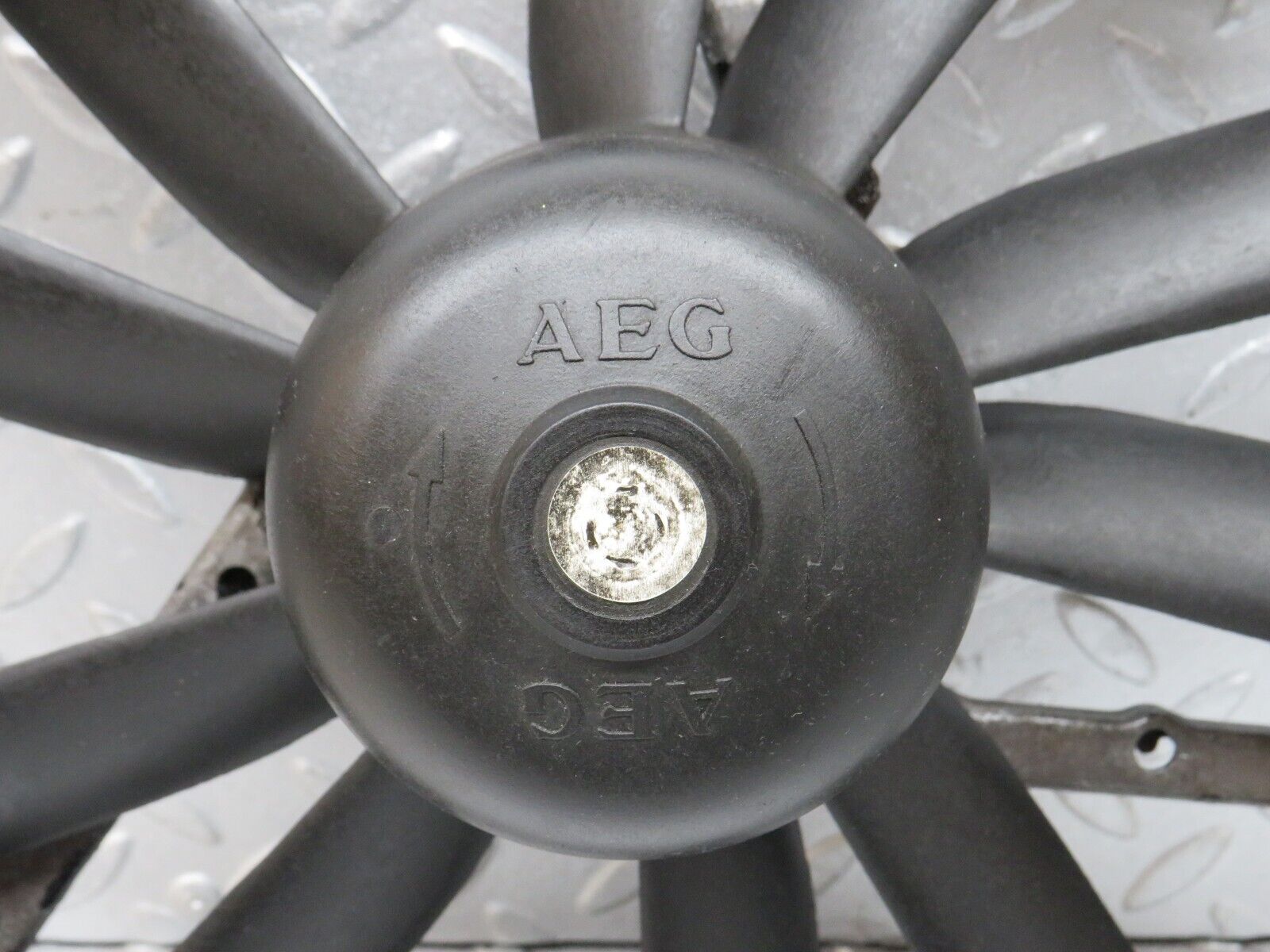 37835 Mercedes-Benz A124 320E Cabriolet Radiator Cooling Fan AEG 0005008593 170080801 1295050455
