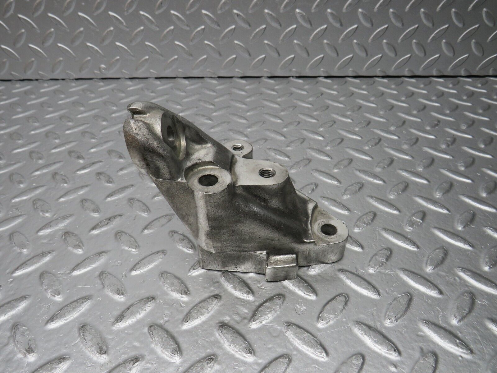 30732 Mercedes-Benz W201 190E 2.0L Engine Mount Bracket Left Side 1022234104