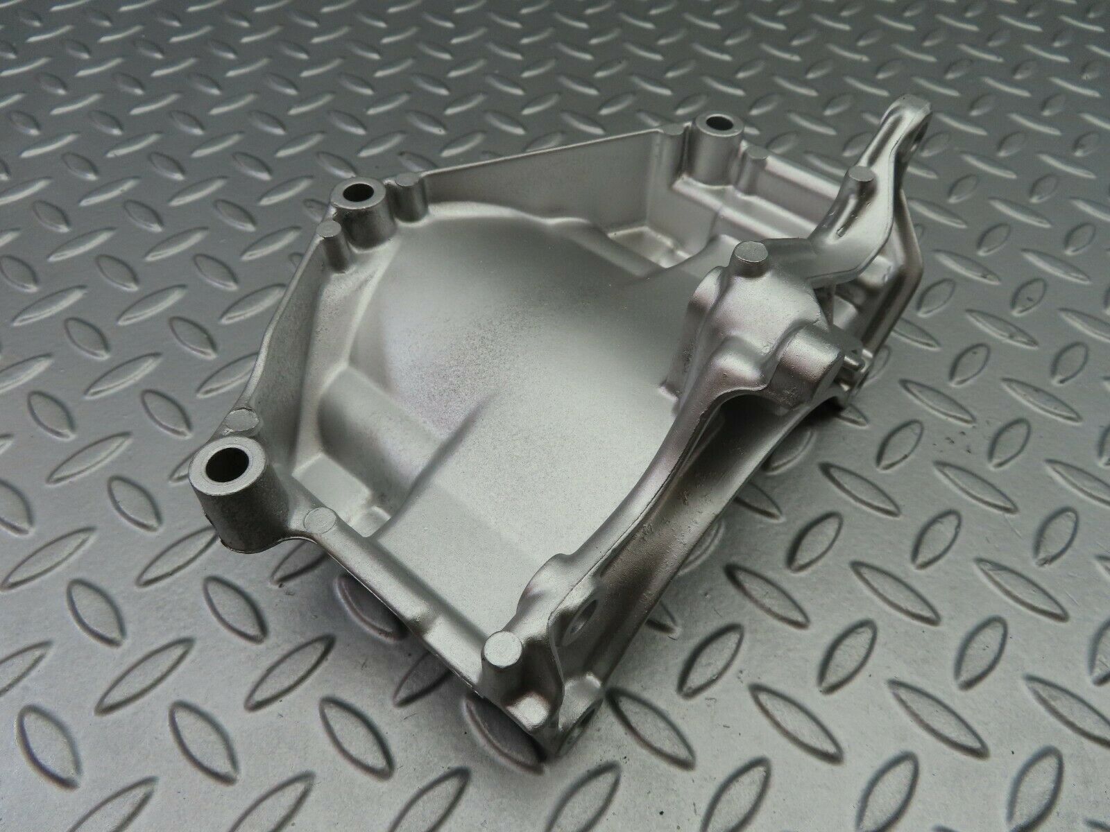 6806 Mercedes-Benz S124 E220 Wagon AC Compressor Support Bracket 1111550135