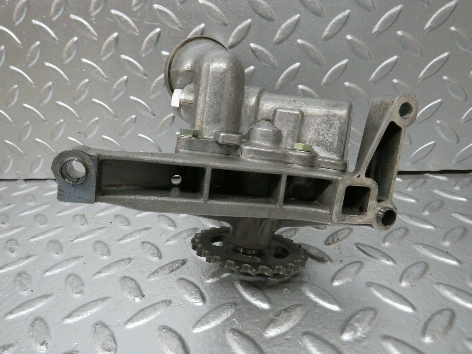 24359 Mercedes-Benz S124 220TE Wagon Oil Pump 1111810201