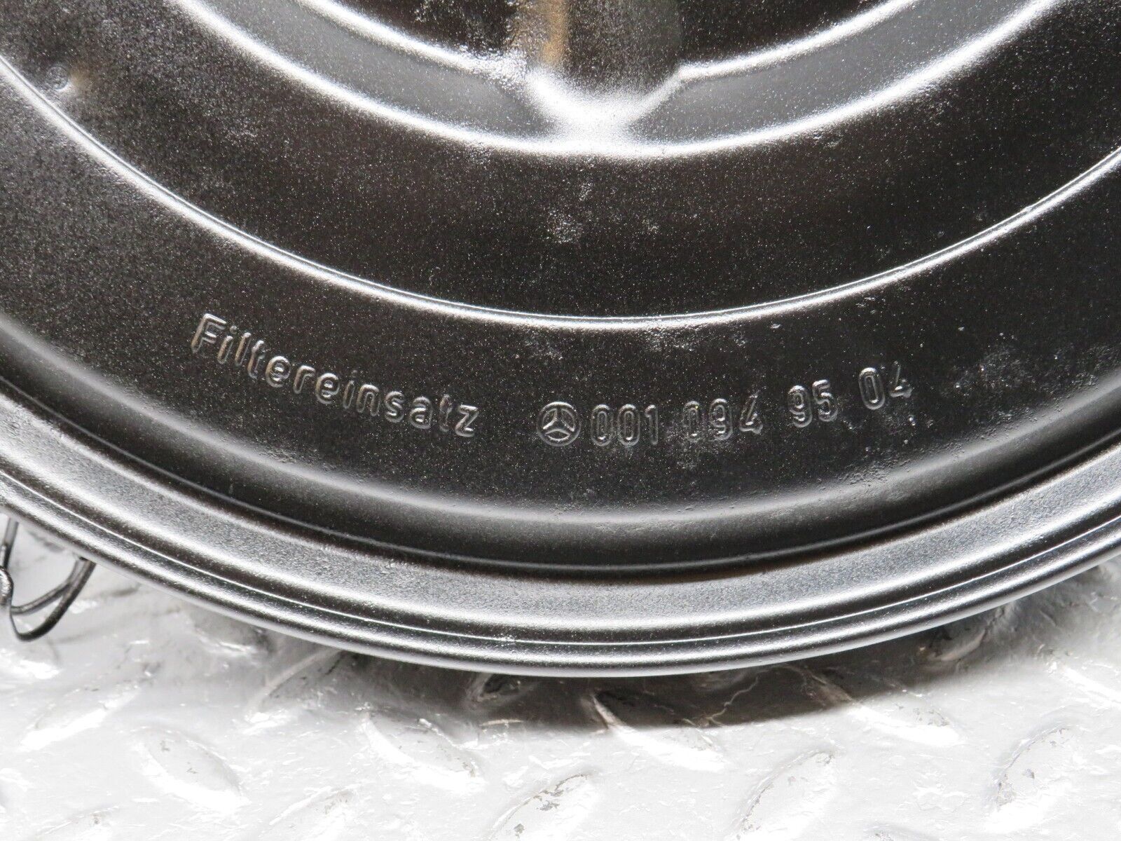 40600 Mercedes-Benz W123 300D Air Filter Box Housing 0110946802 0010949504