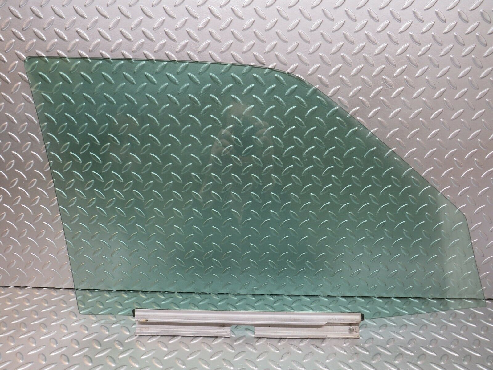 24436 Mercedes-Benz S124 220TE Wagon Front Left Door Window Glass