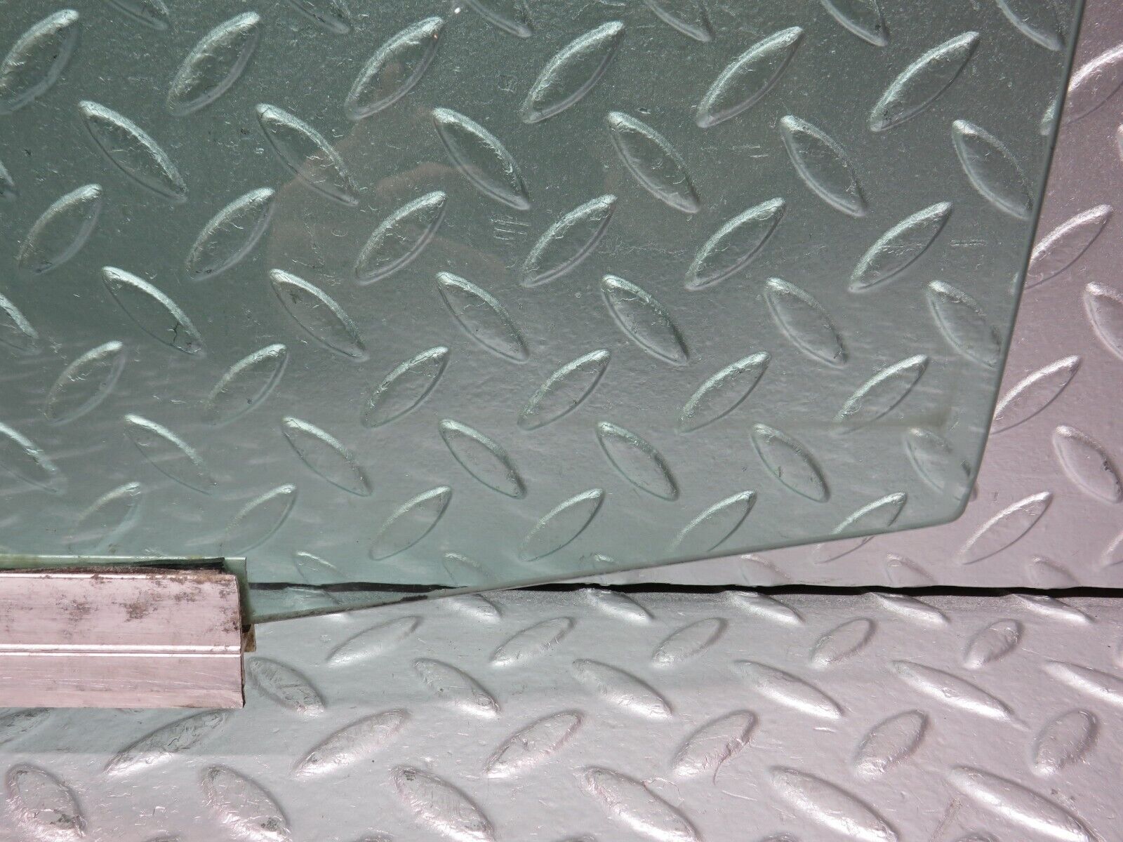 31476 Mercedes-Benz S124 220TE Wagon Rear Left Door Window Glass