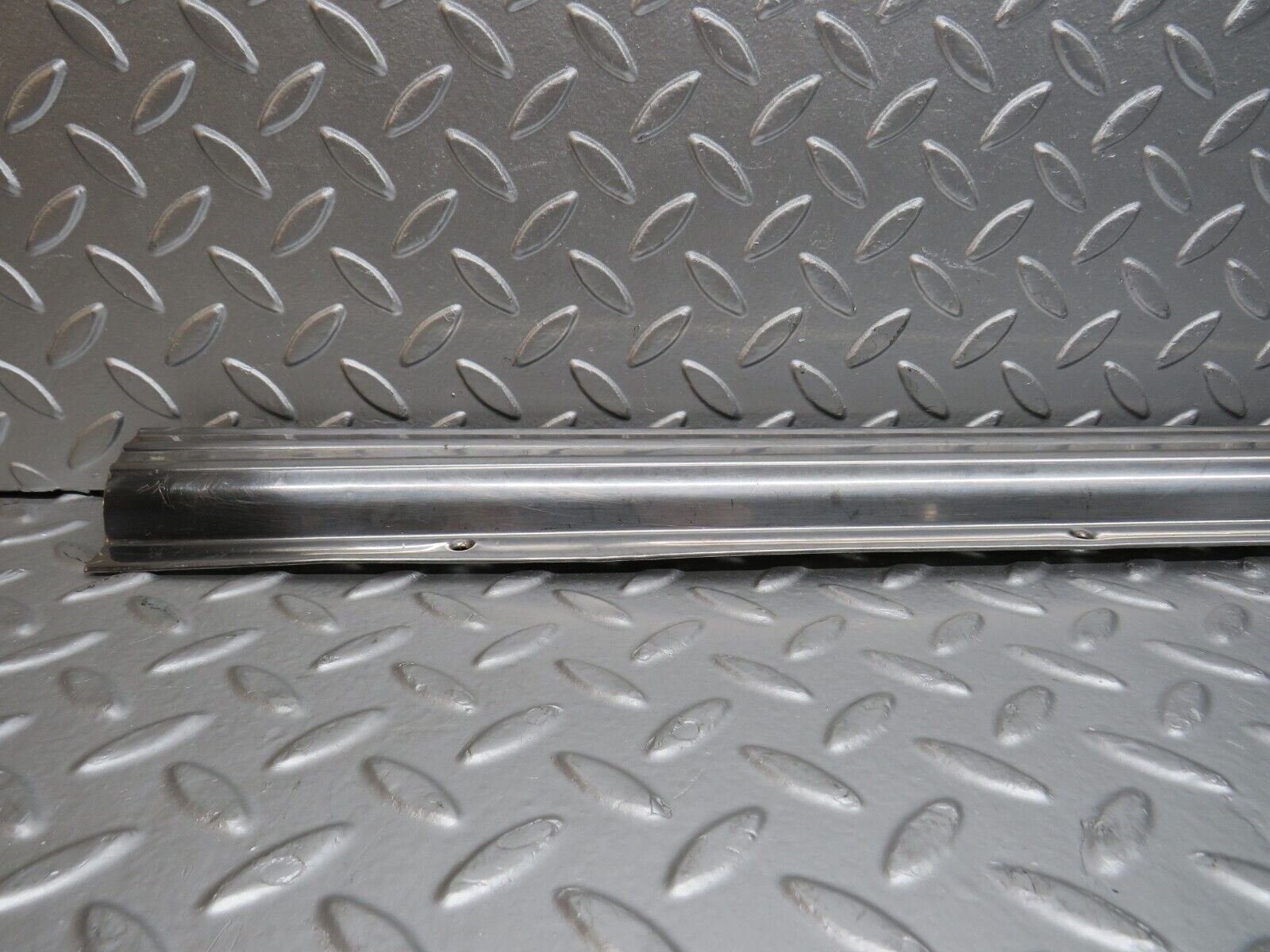0843 Mercedes-Benz C107 350SLC Coupe Left Door Sill Chrome