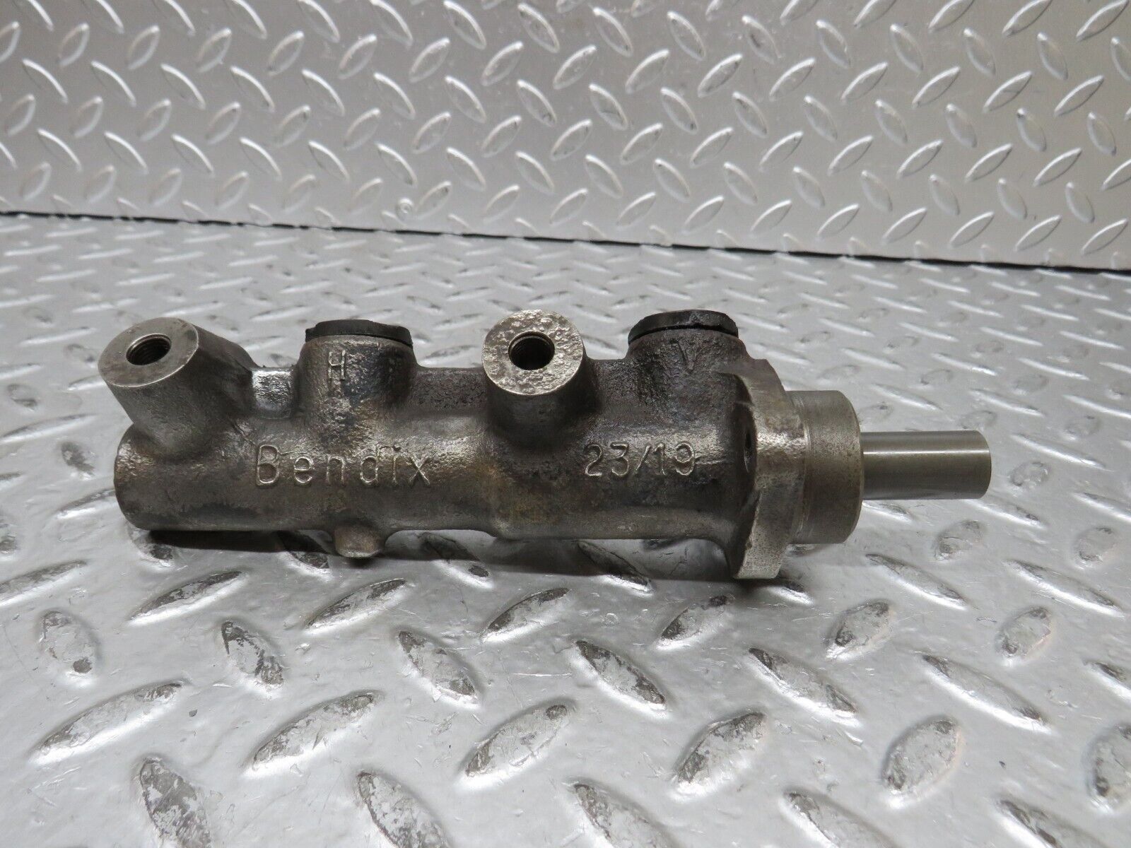 28707 Mercedes-Benz W123 230E Brake Master Cylinder Bendix 2580