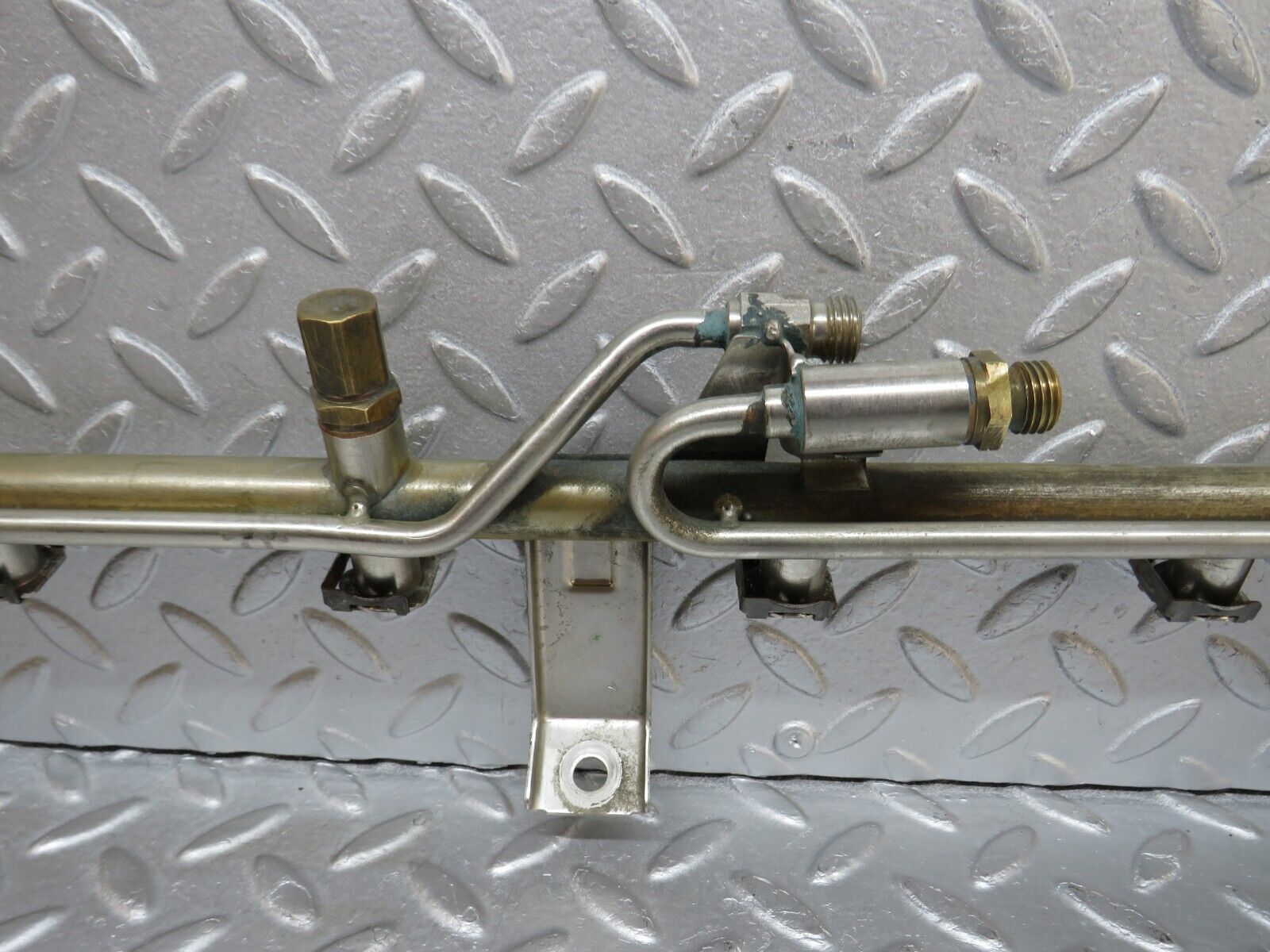 38079 Mercedes-Benz A124 320E Cabriolet Fuel Injector Rail