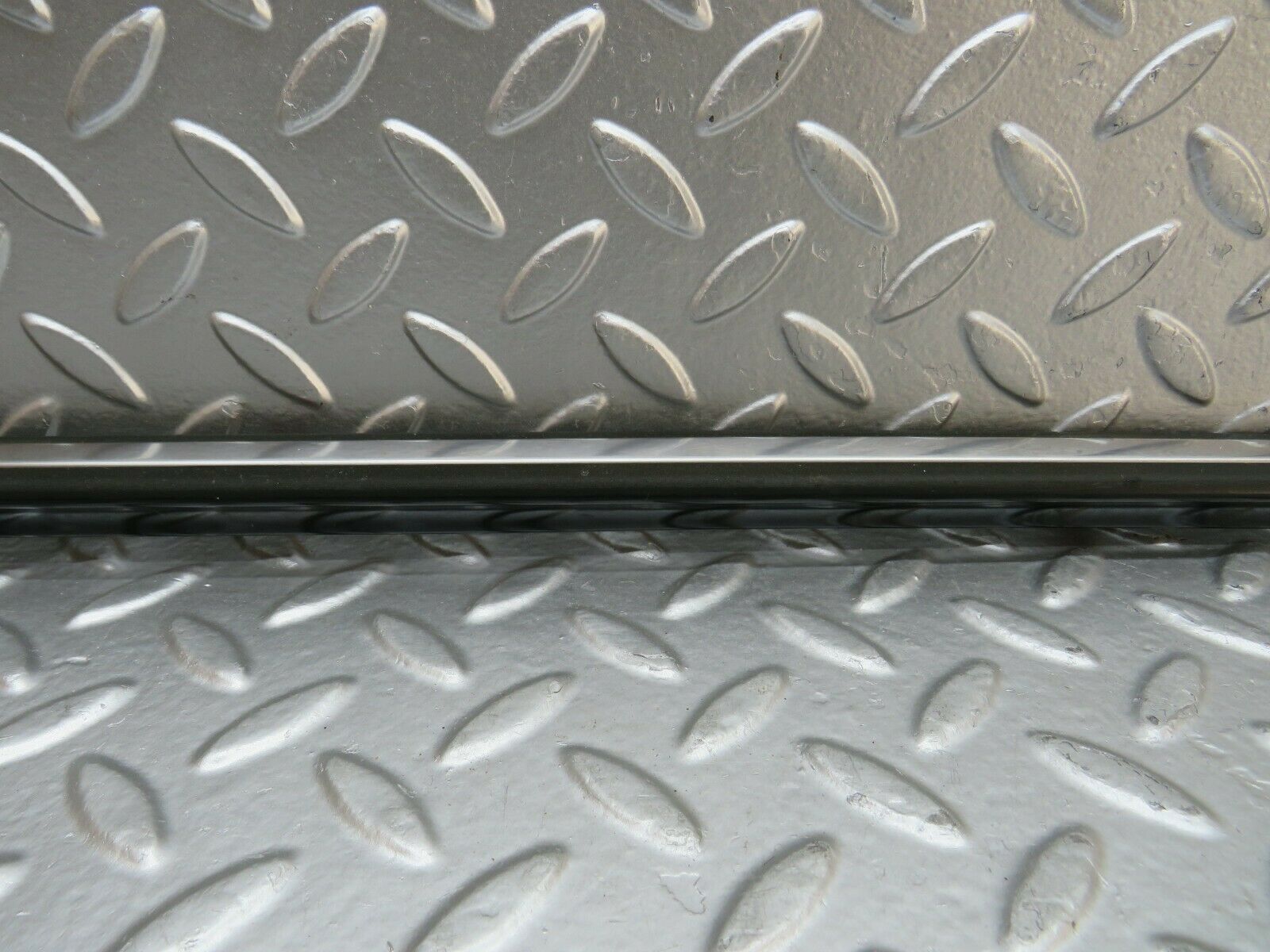 24007 Mercedes-Benz W123 280E Front Left Fender Wing Centre Moulding Trim