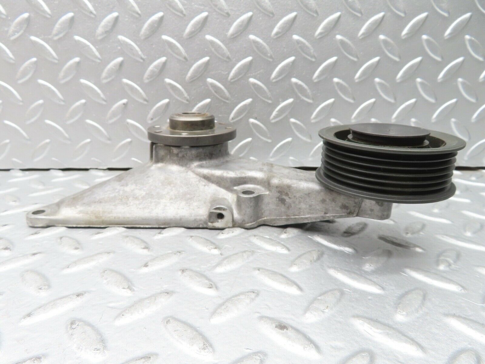 21713 Mercedes-Benz W126 300SE Engine Cooling Fan Clutch Bracket 1032050805