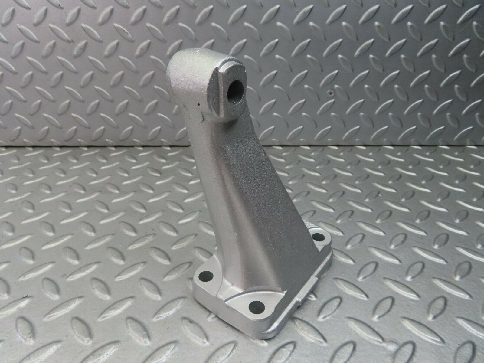 8335 Mercedes-Benz W115 Engine Mount Bracket Right Side 1152230504