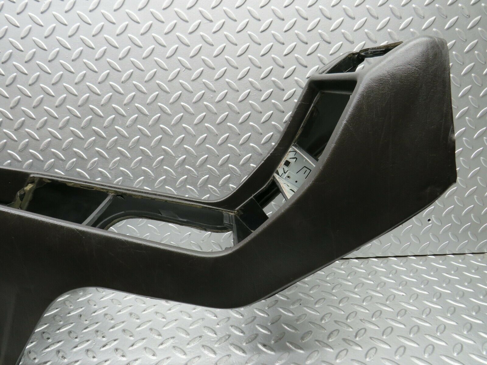 22069 Mercedes-Benz S123 280TE Wagon Centre Console Black