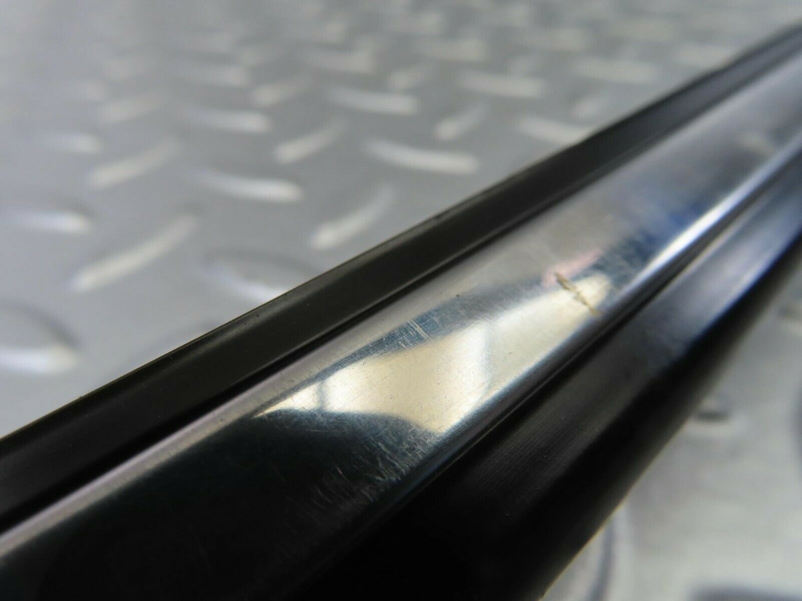 10267 Mercedes-Benz W123 Front Left Fender Wing Centre Moulding Trim