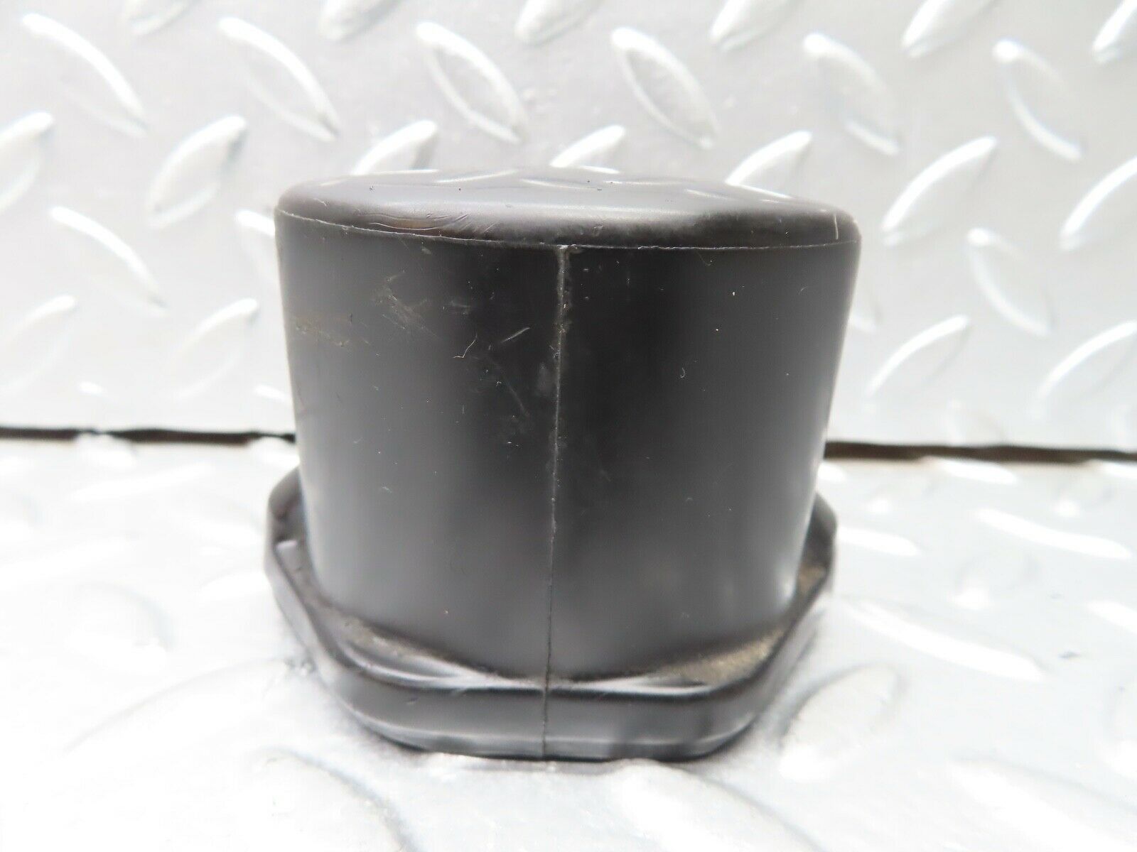 21576 Mercedes-Benz W126 300SE Ignition Coil Cover Cap 0001582285