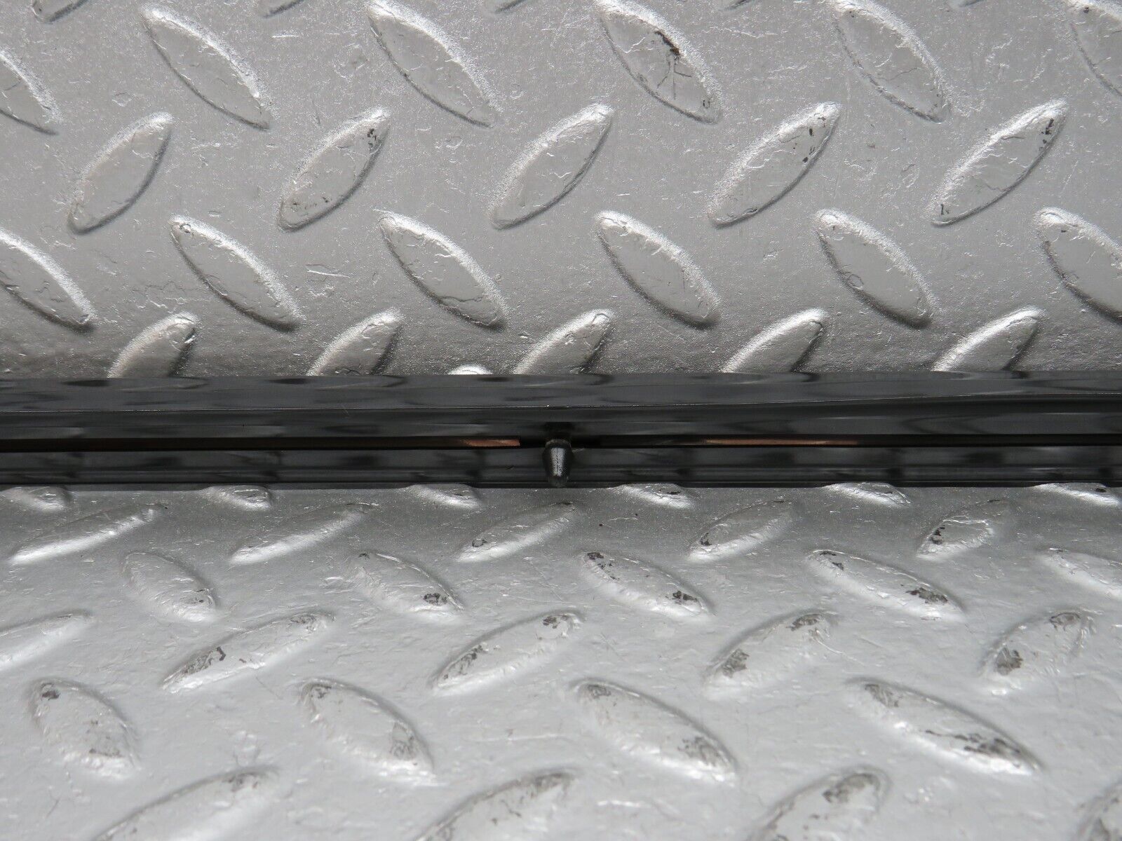 40638 Mercedes-Benz W123 300D Front Right Fender Wing Centre Moulding Trim