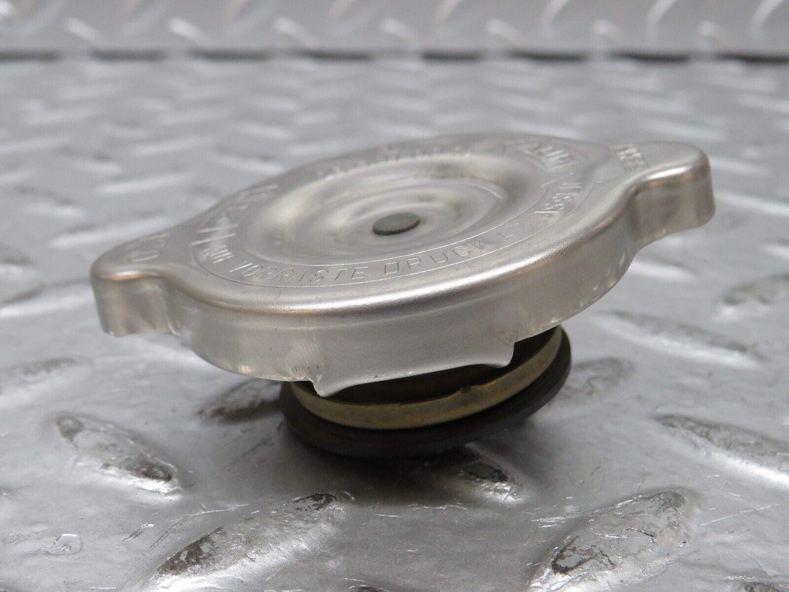 26993 Mercedes-Benz W123 240D Radiator Cap Behr 1235010015