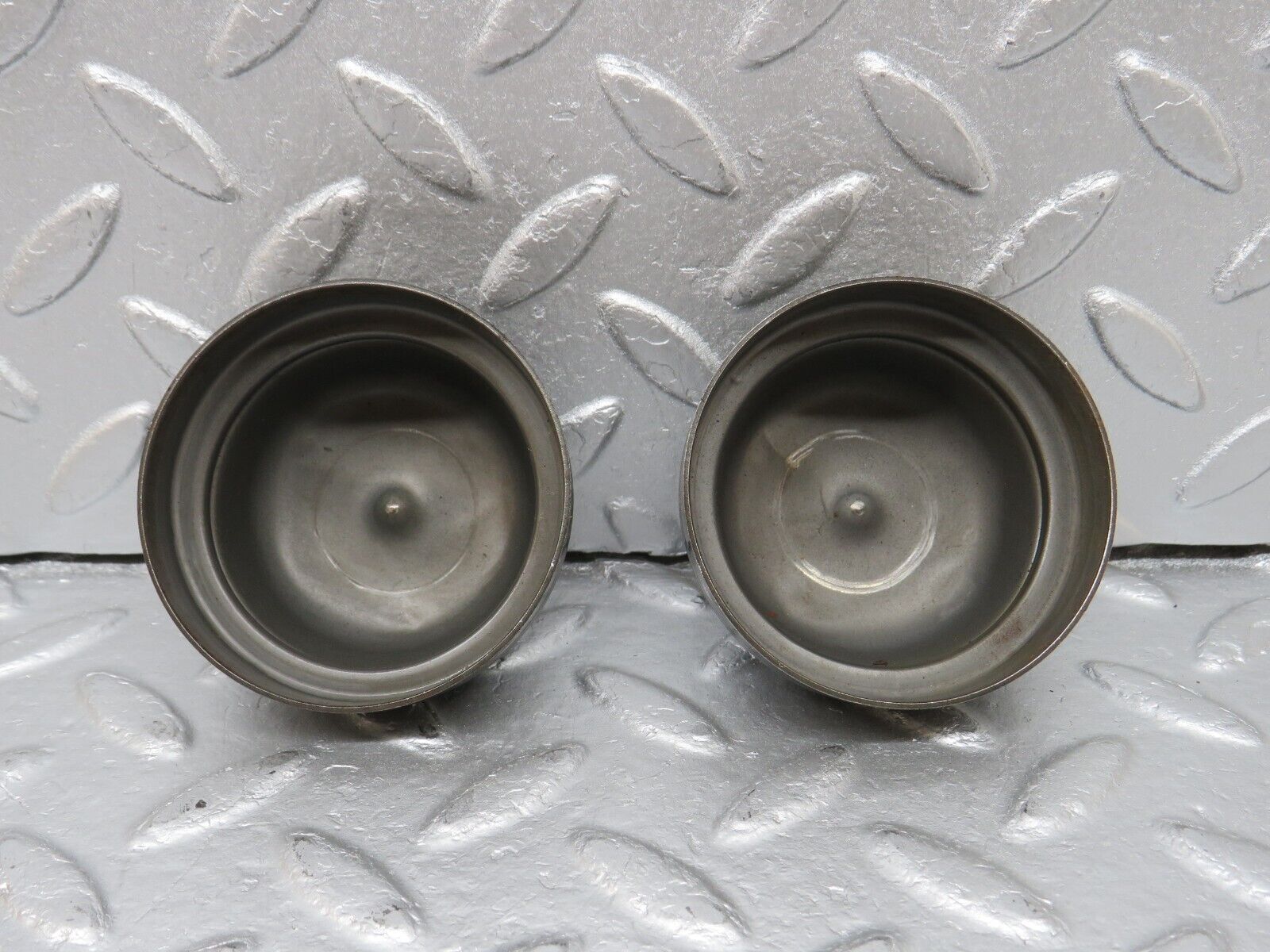 40667 Mercedes-Benz W123 300D Wheel Hub Locking Cap