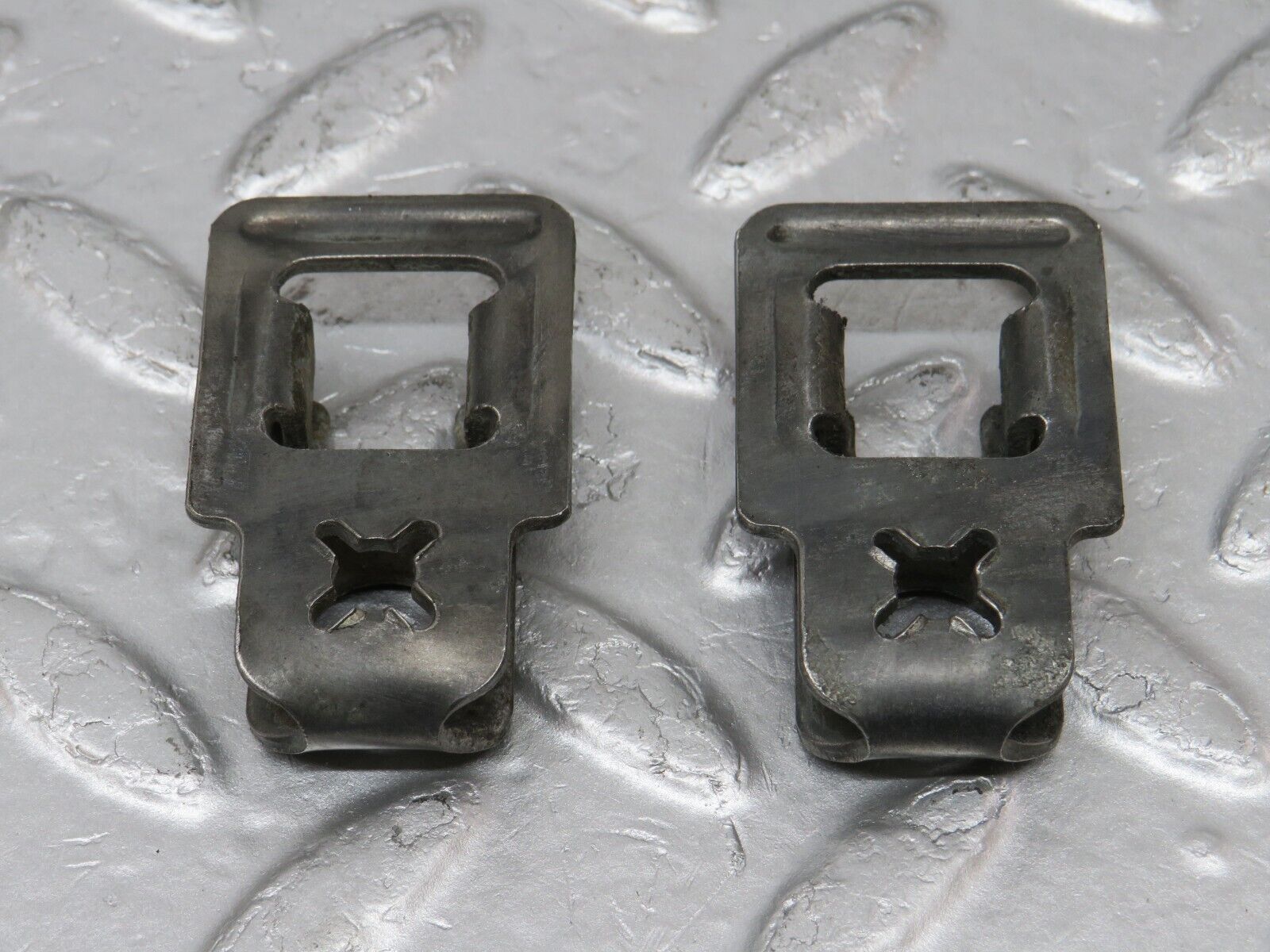 34132 Mercedes-Benz W124 260E Fuel Injector Bracket 2x