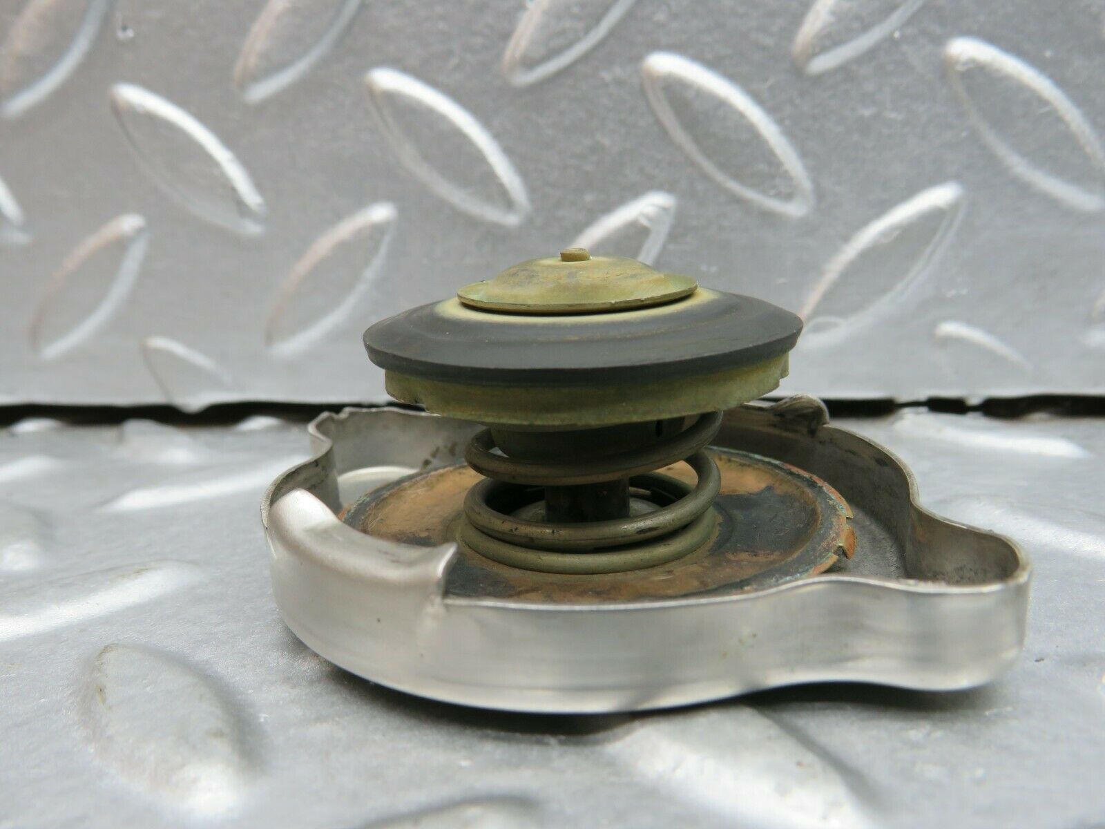 22248 Mercedes-Benz S123 280TE Wagon Radiator Cap 1235010015