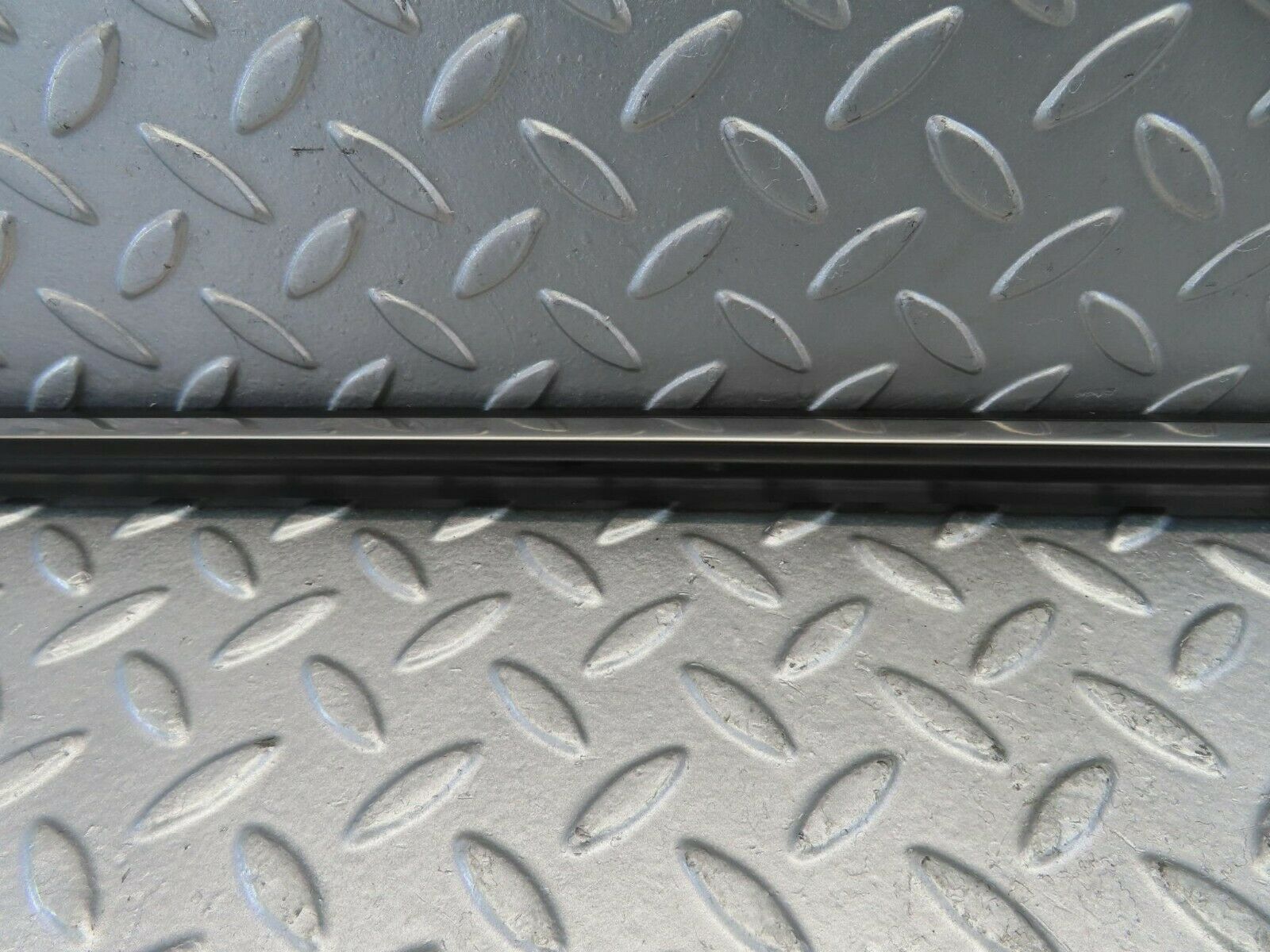 10898 Mercedes-Benz W123 230E Rear Right Door Centre Moulding Trim