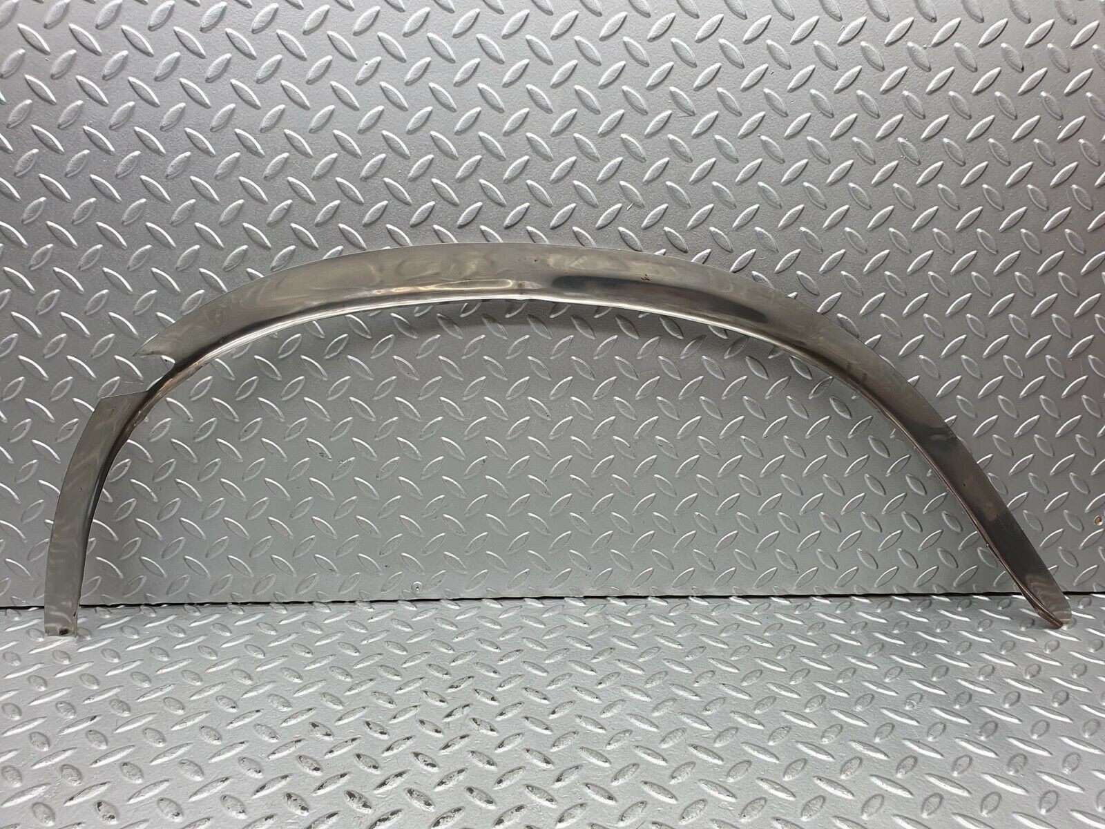 0141 Mercedes-Benz W116 350SE Rear Left Chrome Wheel Arch Trim