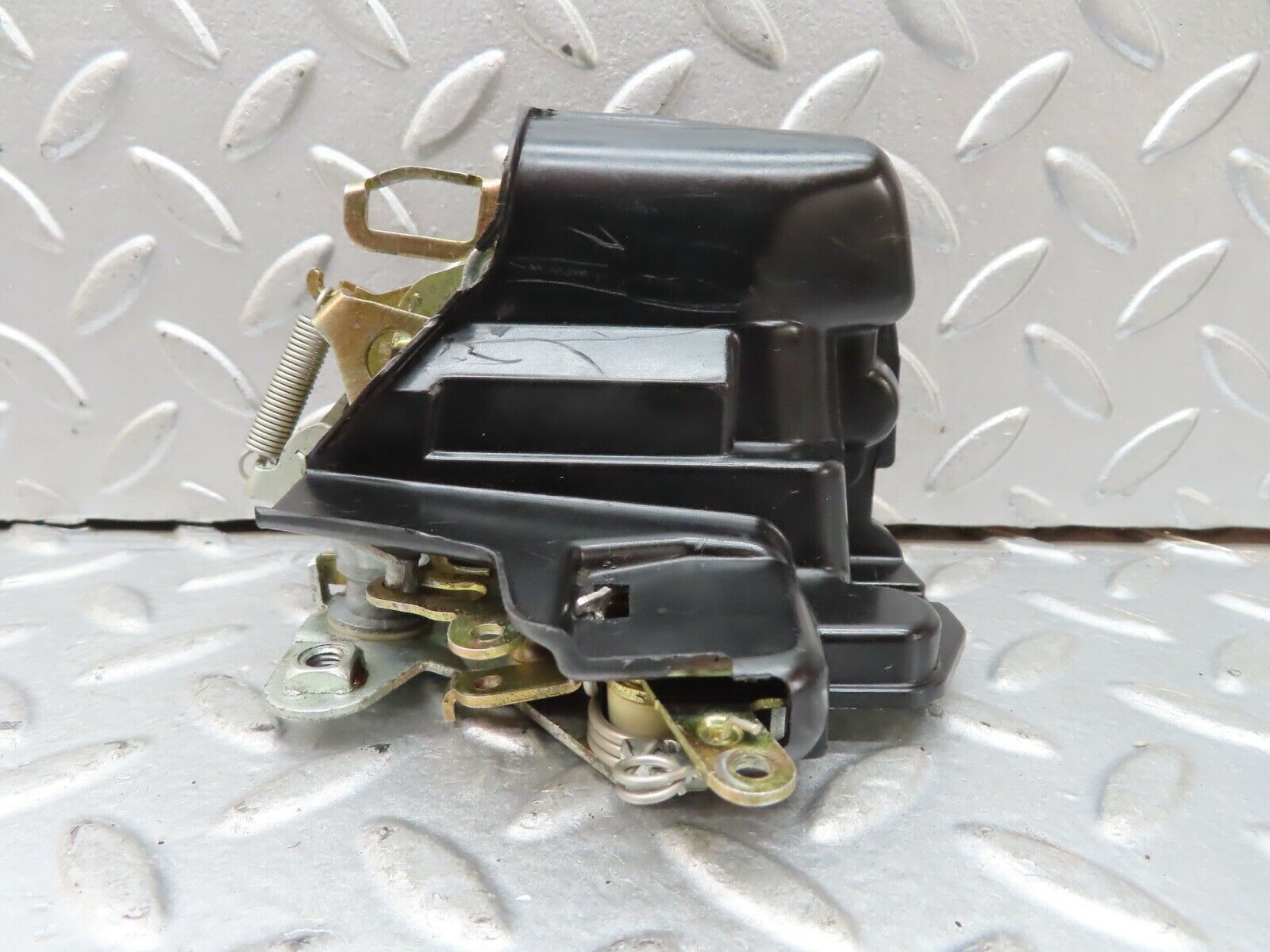 19152 Mercedes-Benz W123 300D Front Right Door Lock Mechanism