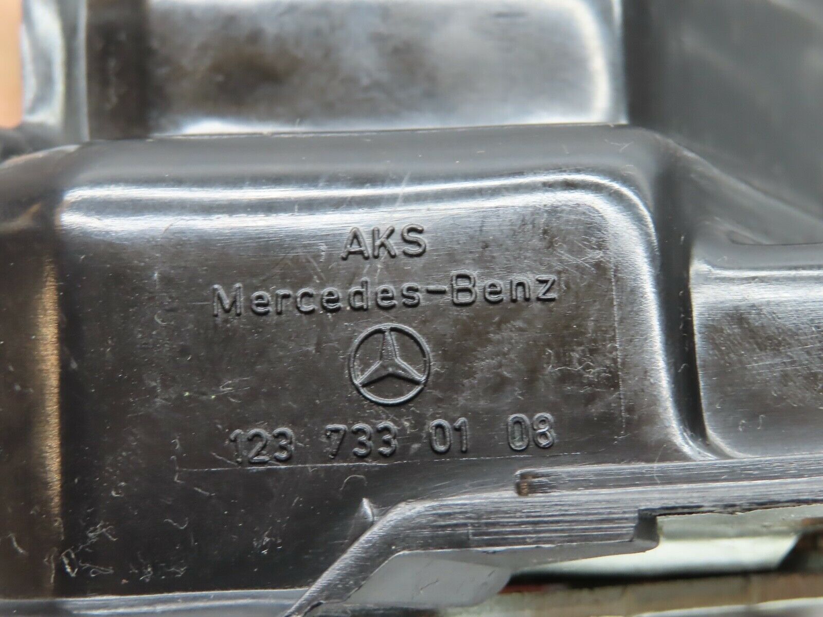 21057 Mercedes-Benz W123 230E Rear Left Door Lock Mechanism 1237330108