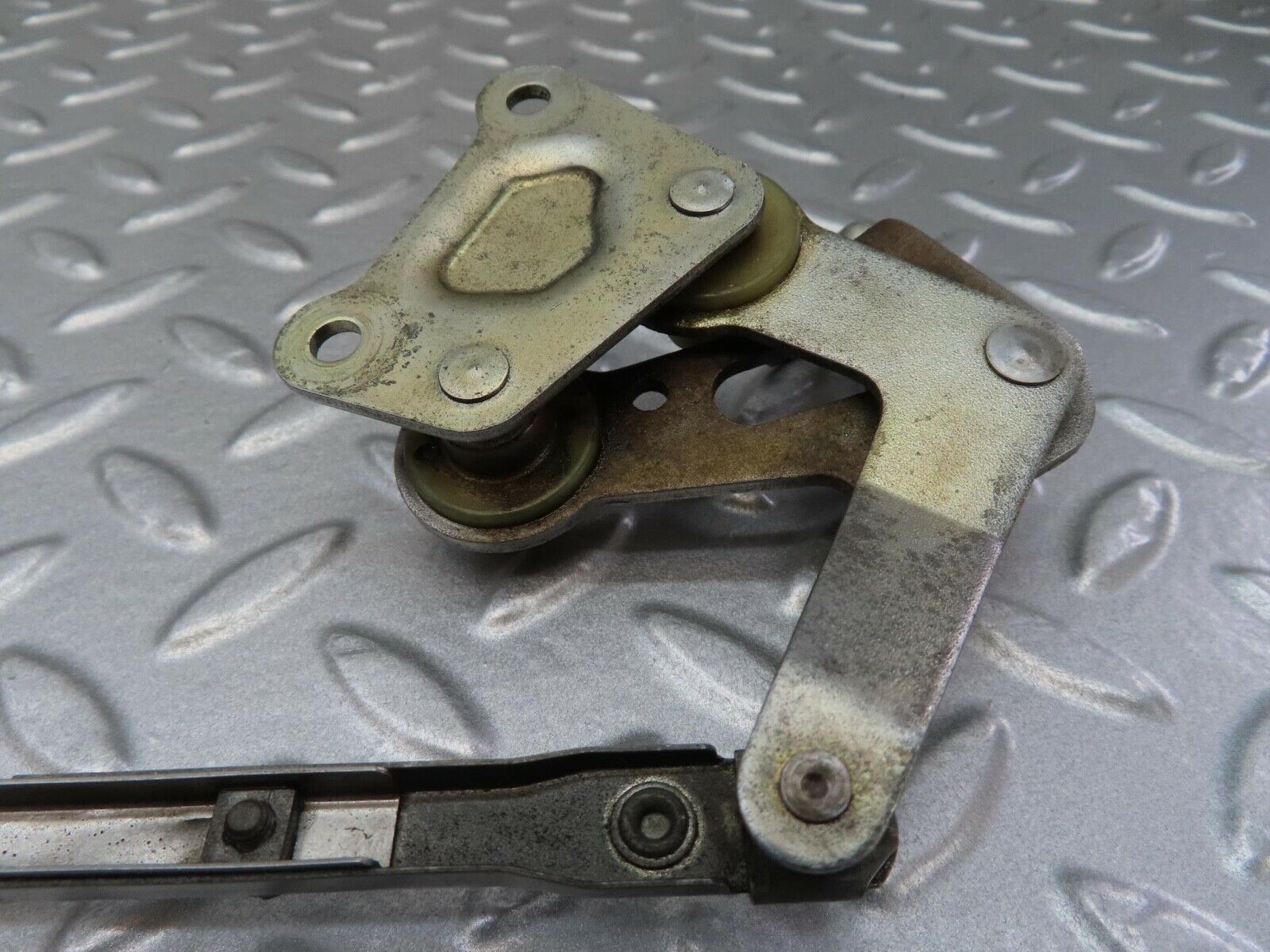14015 Mercedes-Benz C107 280SLC Throttle Linkage