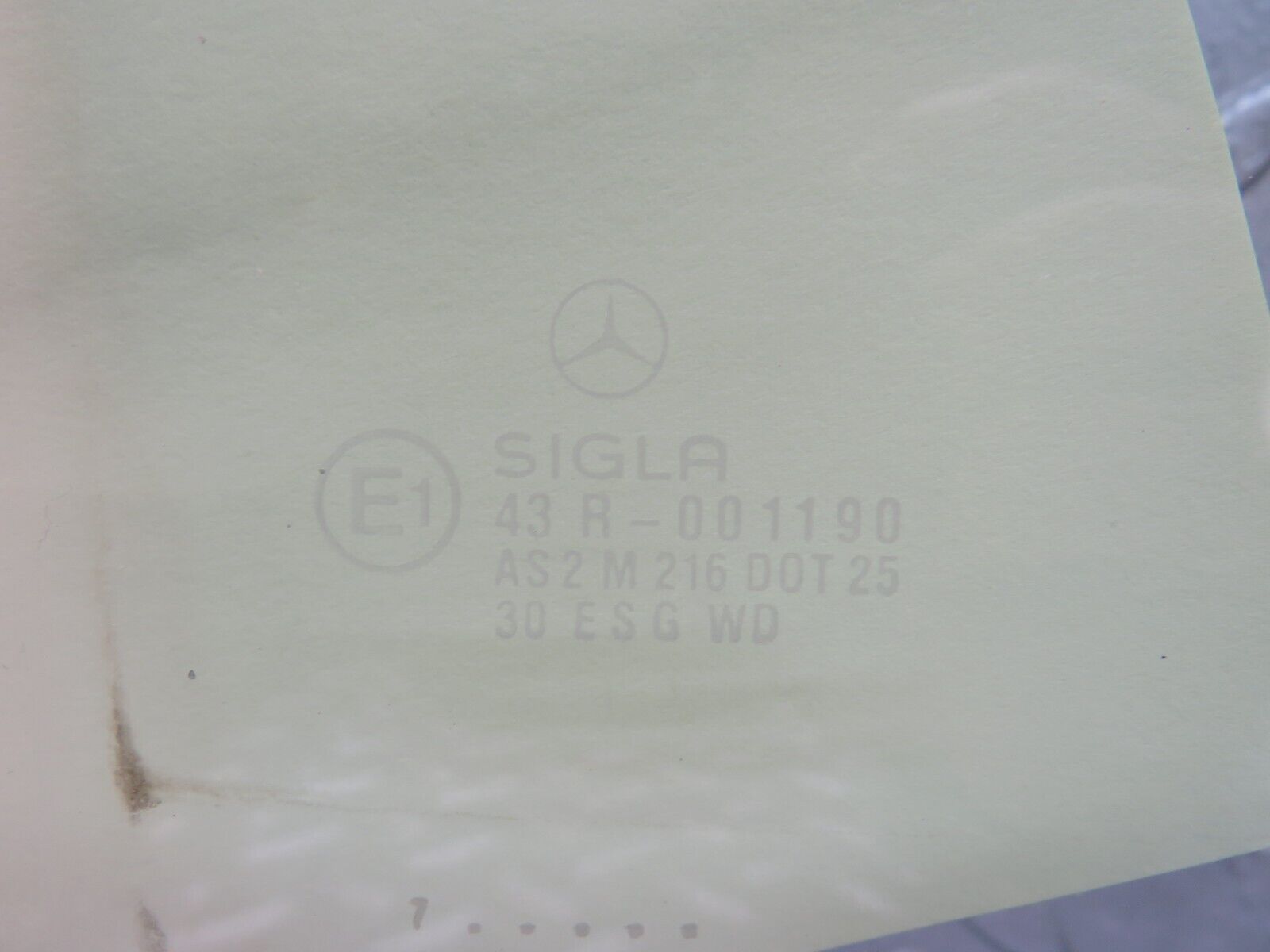 33992 Mercedes-Benz W124 260E Rear Right Door Window Glass