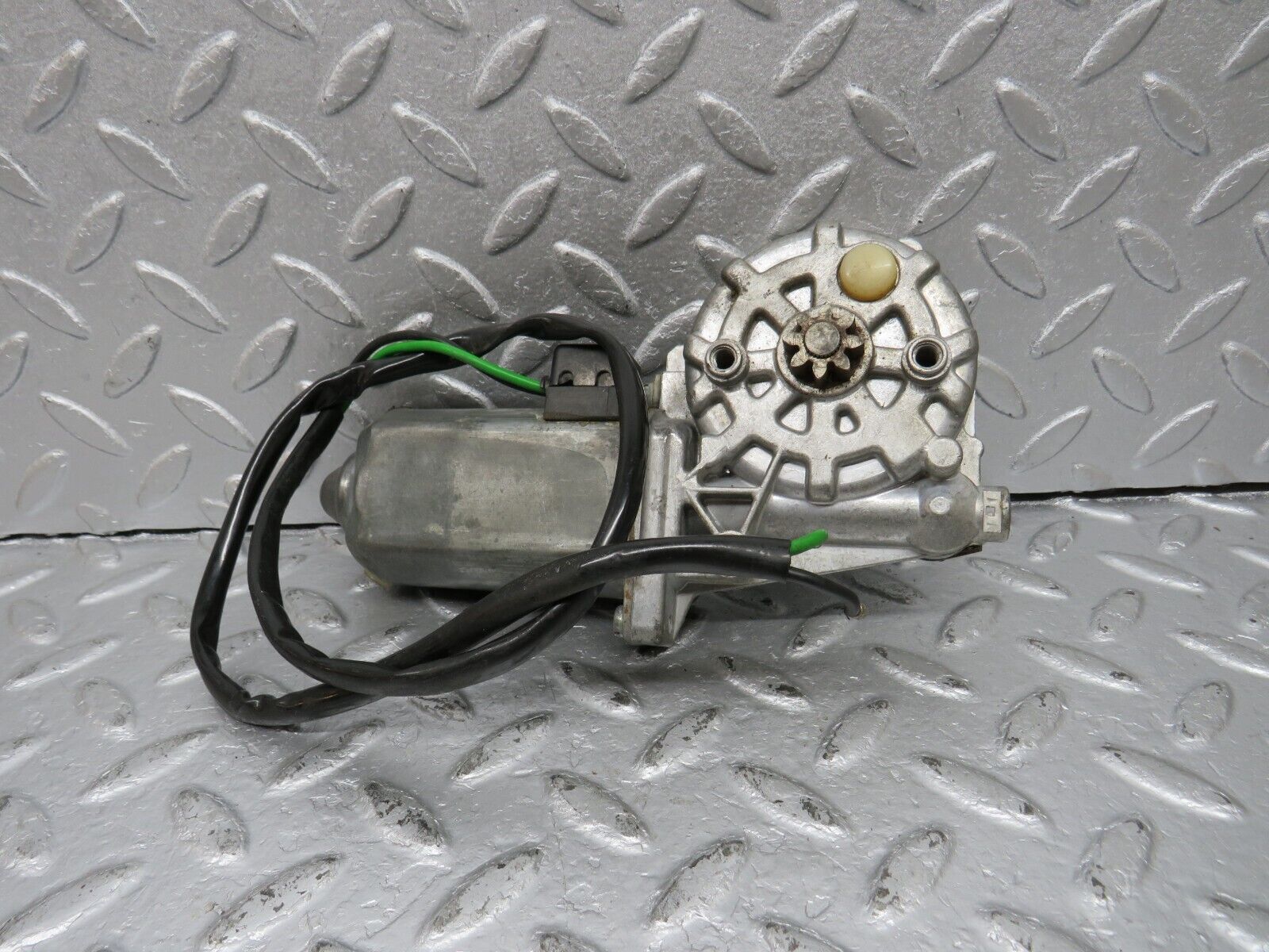 40593 Mercedes-Benz W123 300D Rear Left Window Regulator Motor 0130821017
