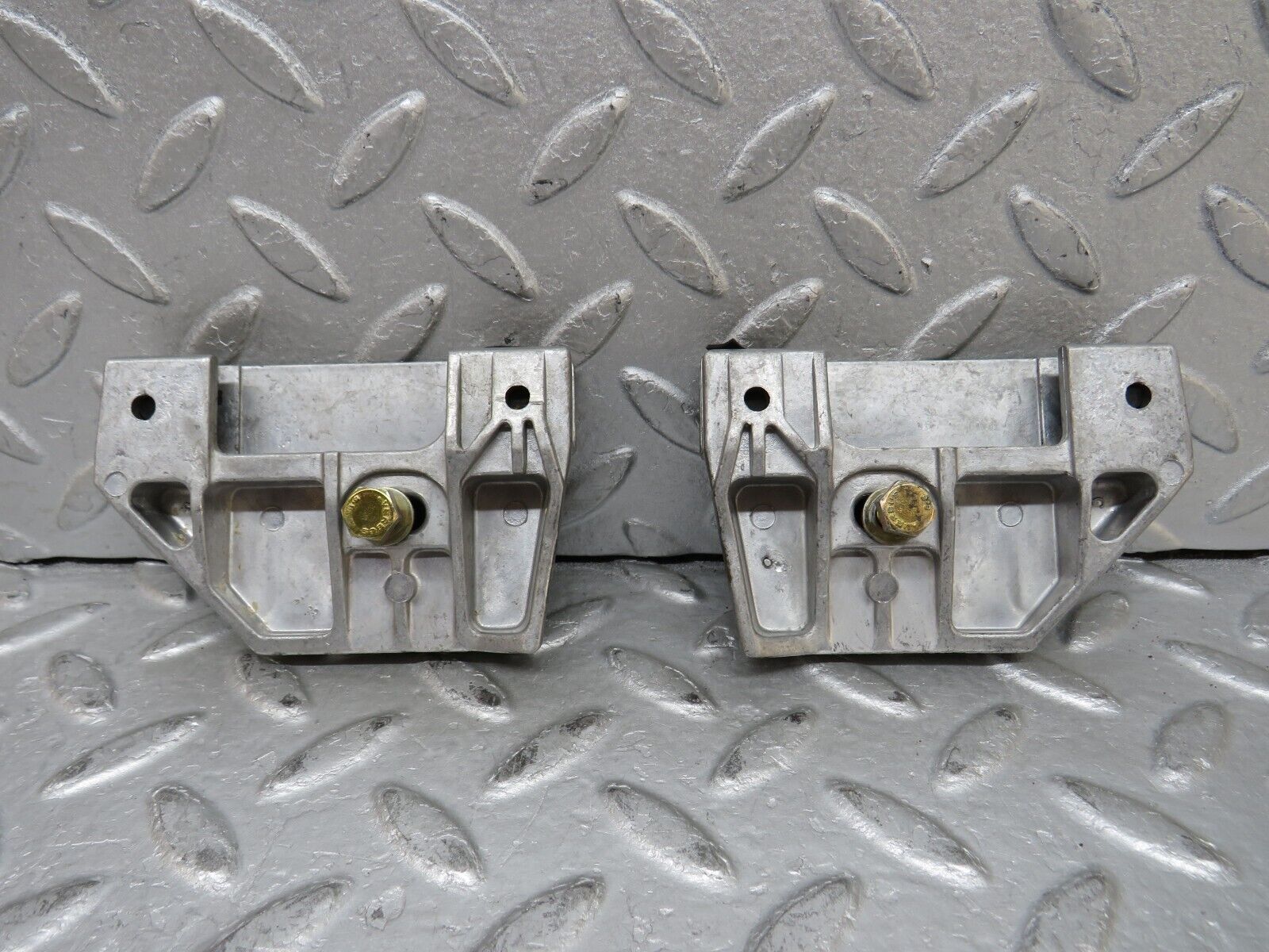 37817 Mercedes-Benz A124 320E Door Window Guide Bracket 2x 1247250132
