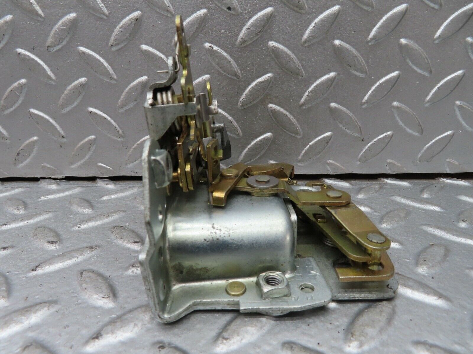 19152 Mercedes-Benz W123 300D Front Right Door Lock Mechanism
