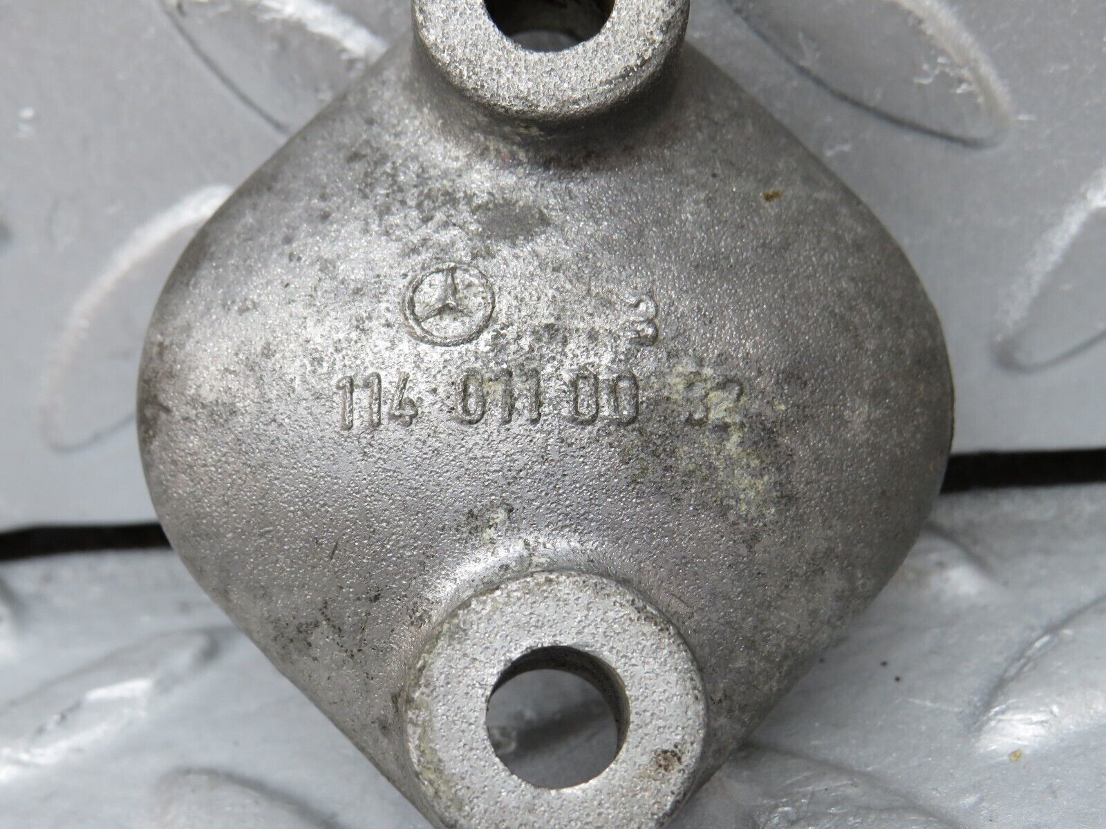 35638 Mercedes-Benz R107 280SL Engine Fuel Pump Cover 1140110032