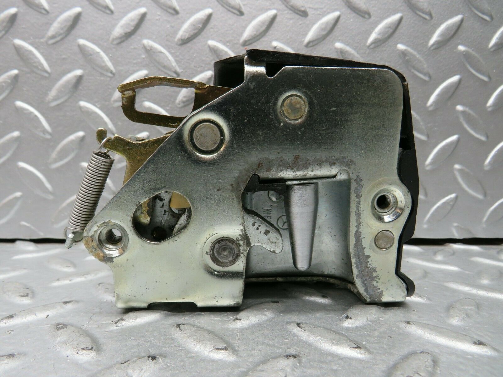 21983 Mercedes-Benz S123 280TE Front Left Door Lock Mechanism 1237230108