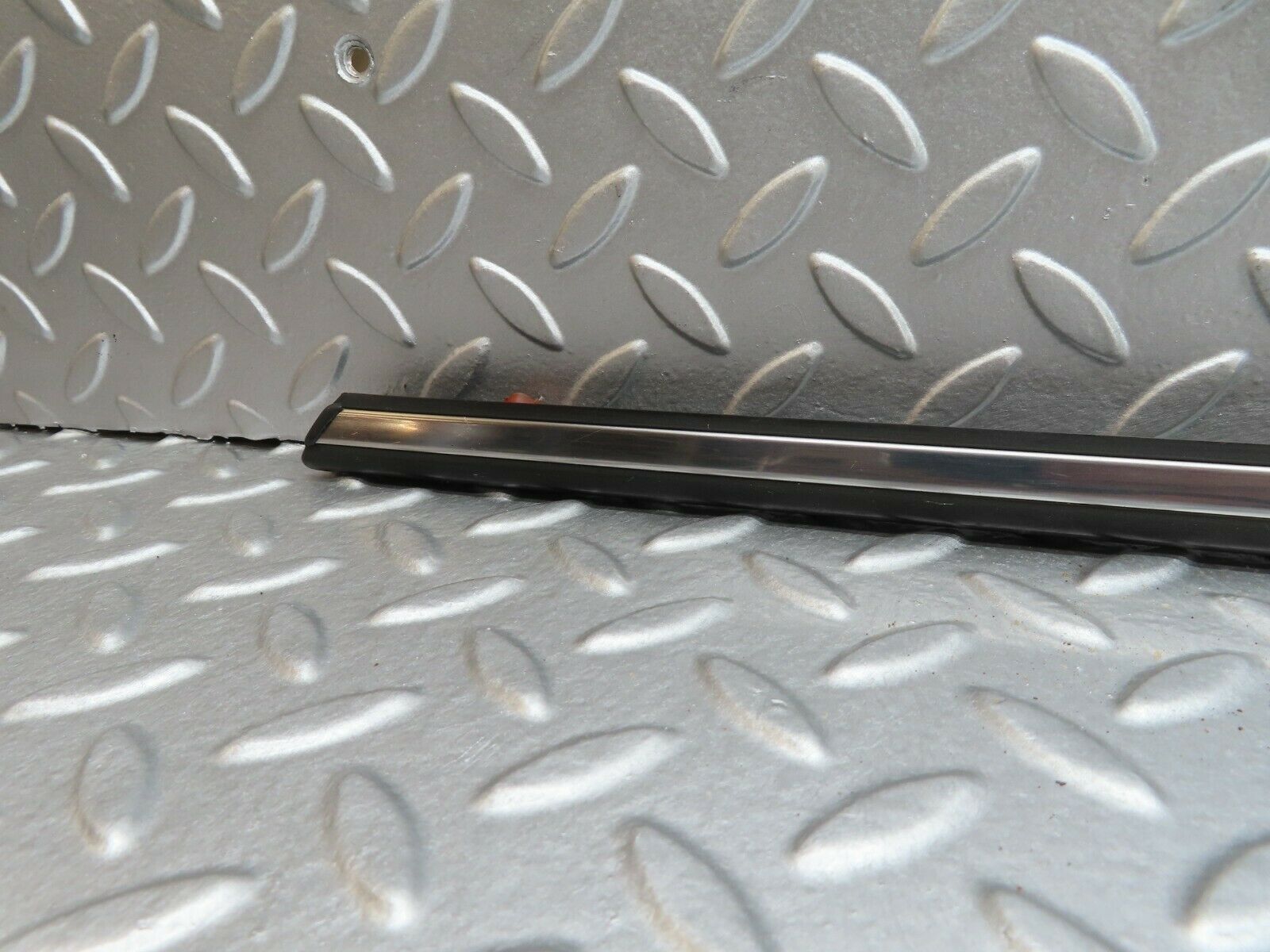 18004 Mercedes-Benz W123 200 Front Right Fender Wing Centre Moulding Trim