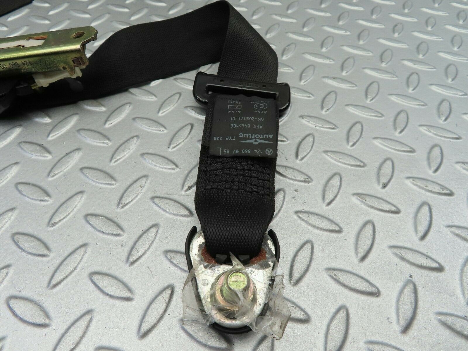 6561 Mercedes-Benz S124 E220 Wagon Front Left Seat Belt 1248609785