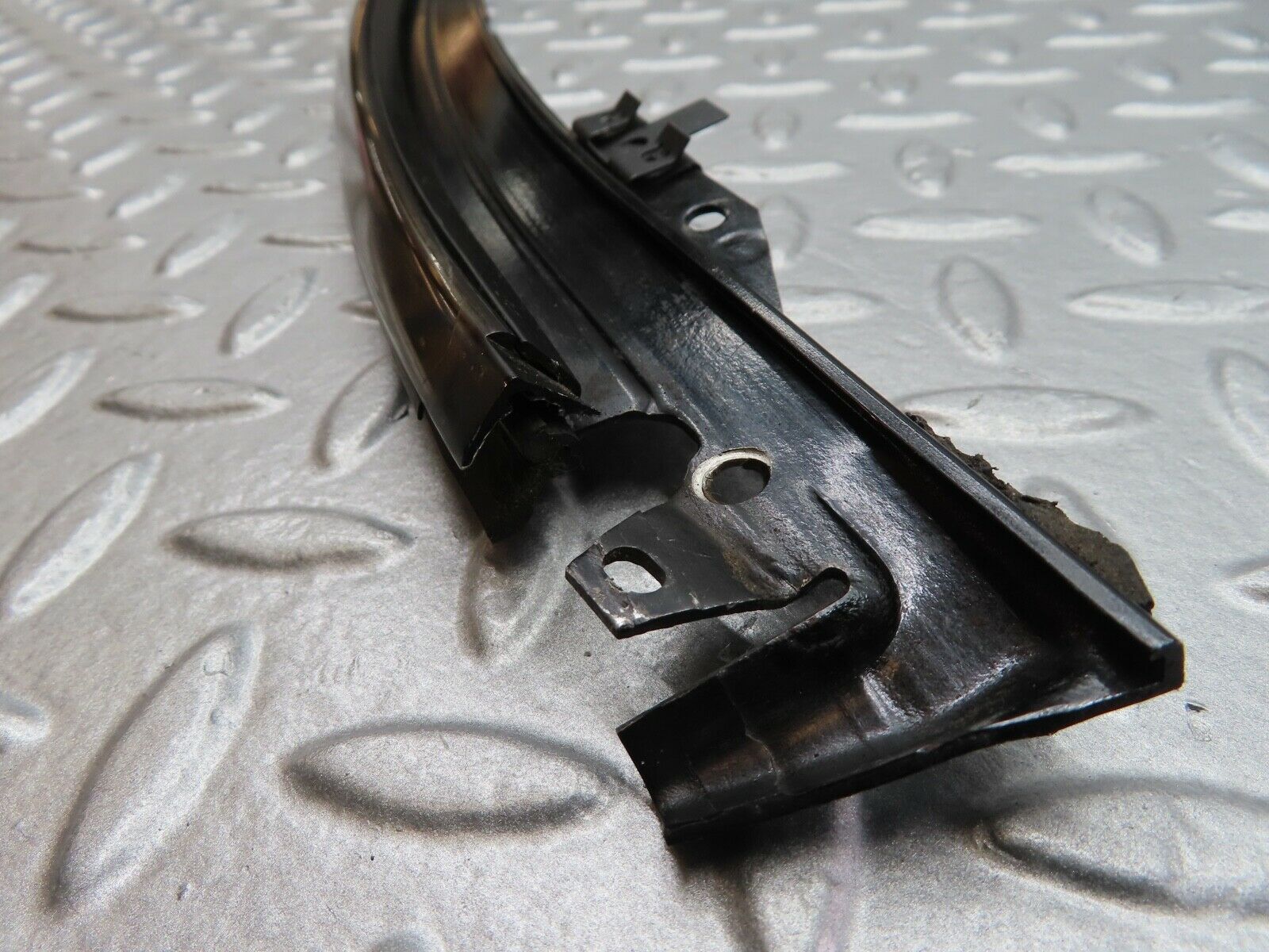 19924 Mercedes-Benz R129 300SL Coupe Front Windscreen Top Chrome Trim