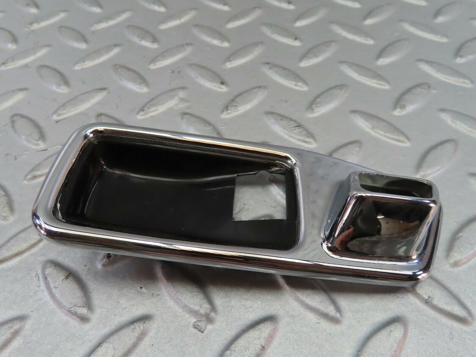 7594 Mercedes-Benz S123 230TE Wagon Chrome Frame For Door Handle 1087660111