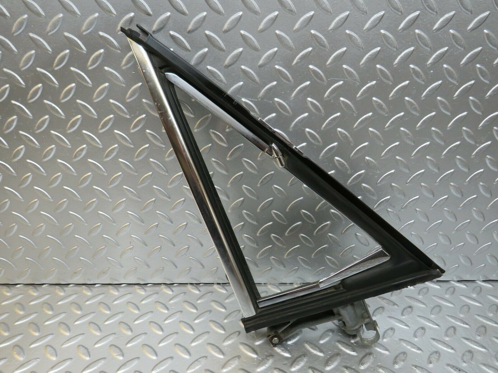 24585 Mercedes-Benz W108 Front Right Quarter Window