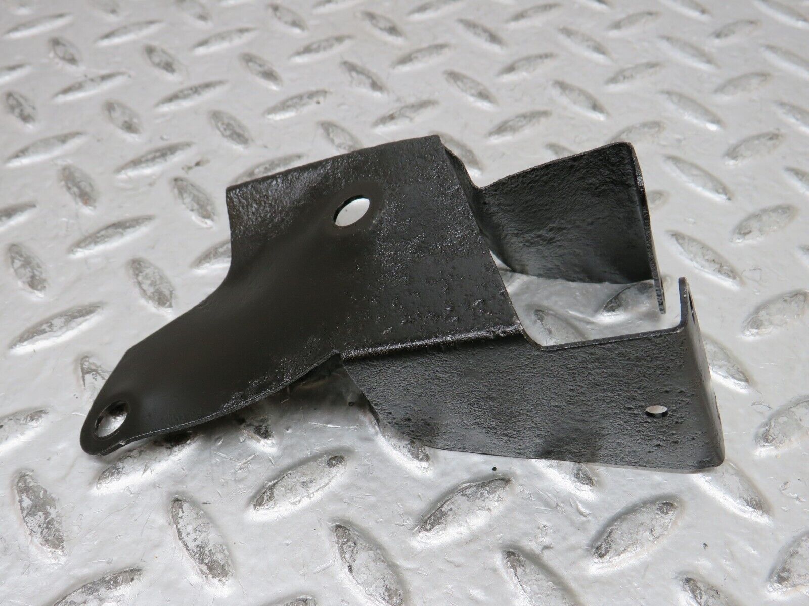 28487 Mercedes-Benz S123 240D Wagon Suspension Levelling Valve Bracket