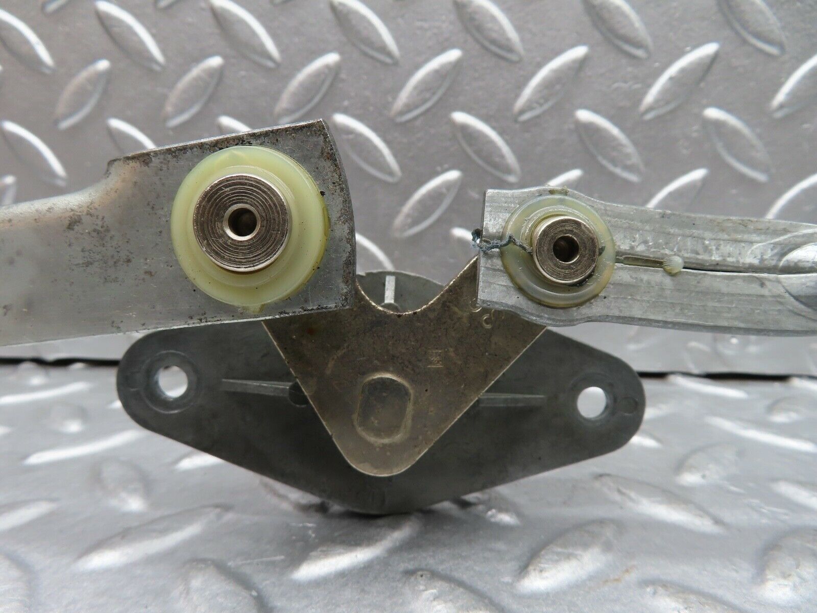 20331 Mercedes-Benz W114 280CE Coupe Windscreen Wiper Linkage