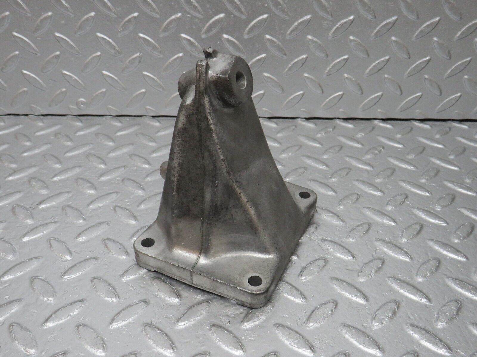 33531 Mercedes-Benz W202 C180 Engine Mount Bracket Right Side 6042230004